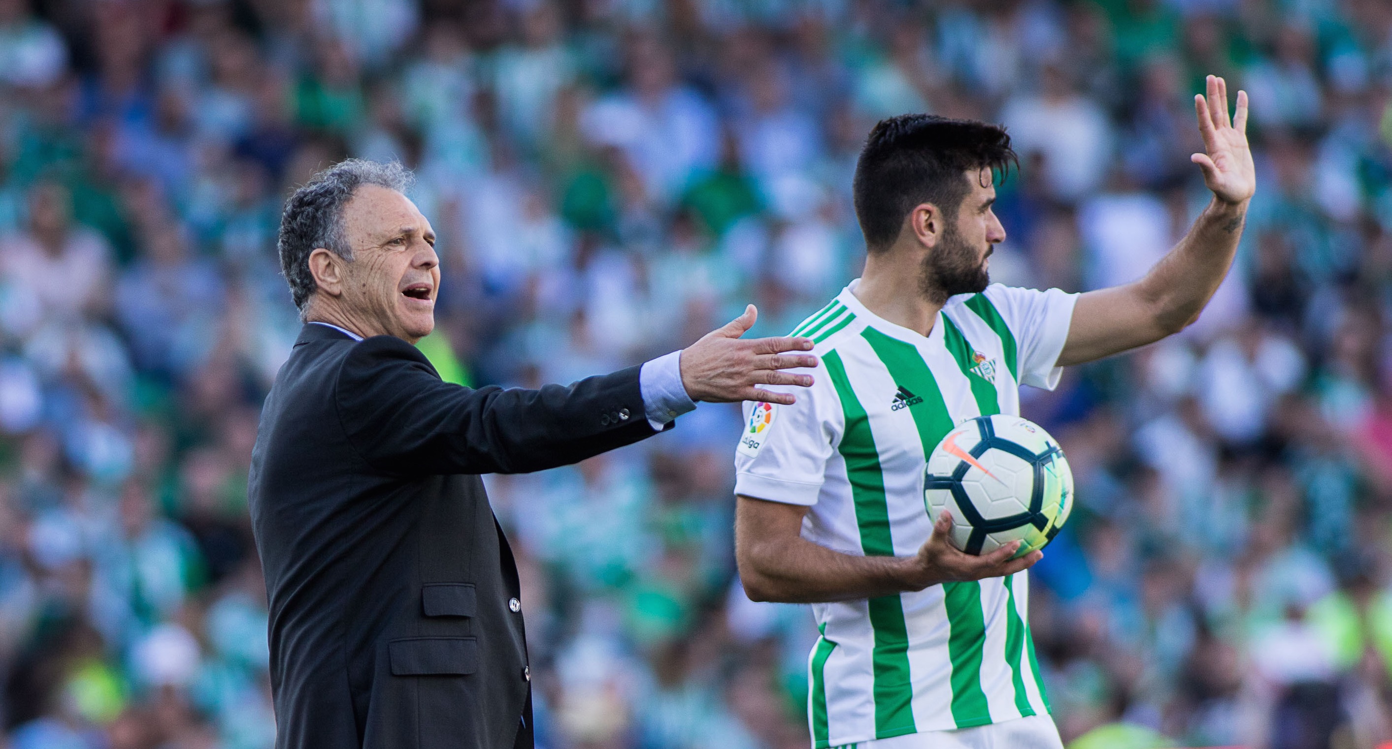 Caparrós dirigiendo el derbi 