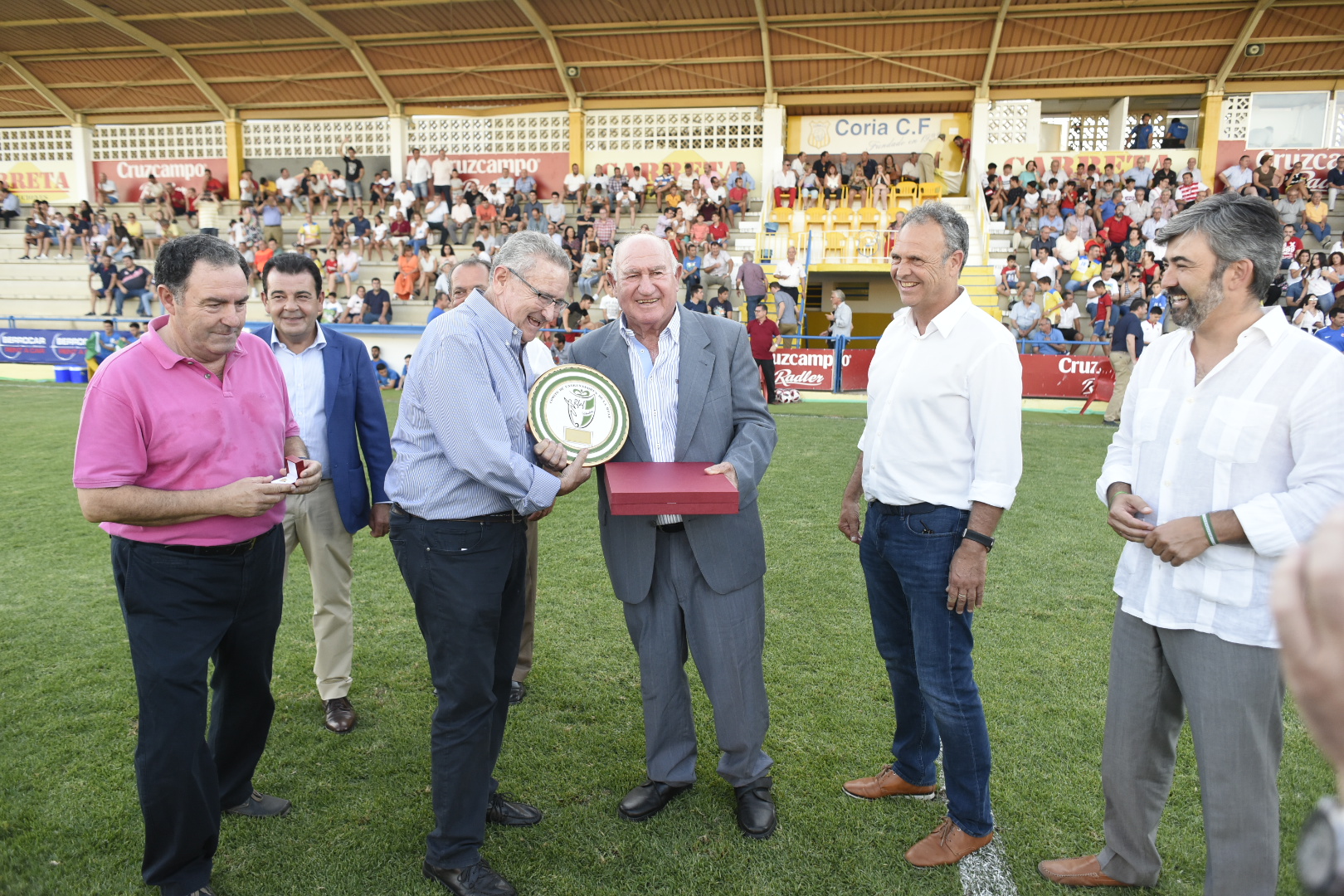 Manolo Cardo recibe un homenaje en el Estadio Guadalquivir