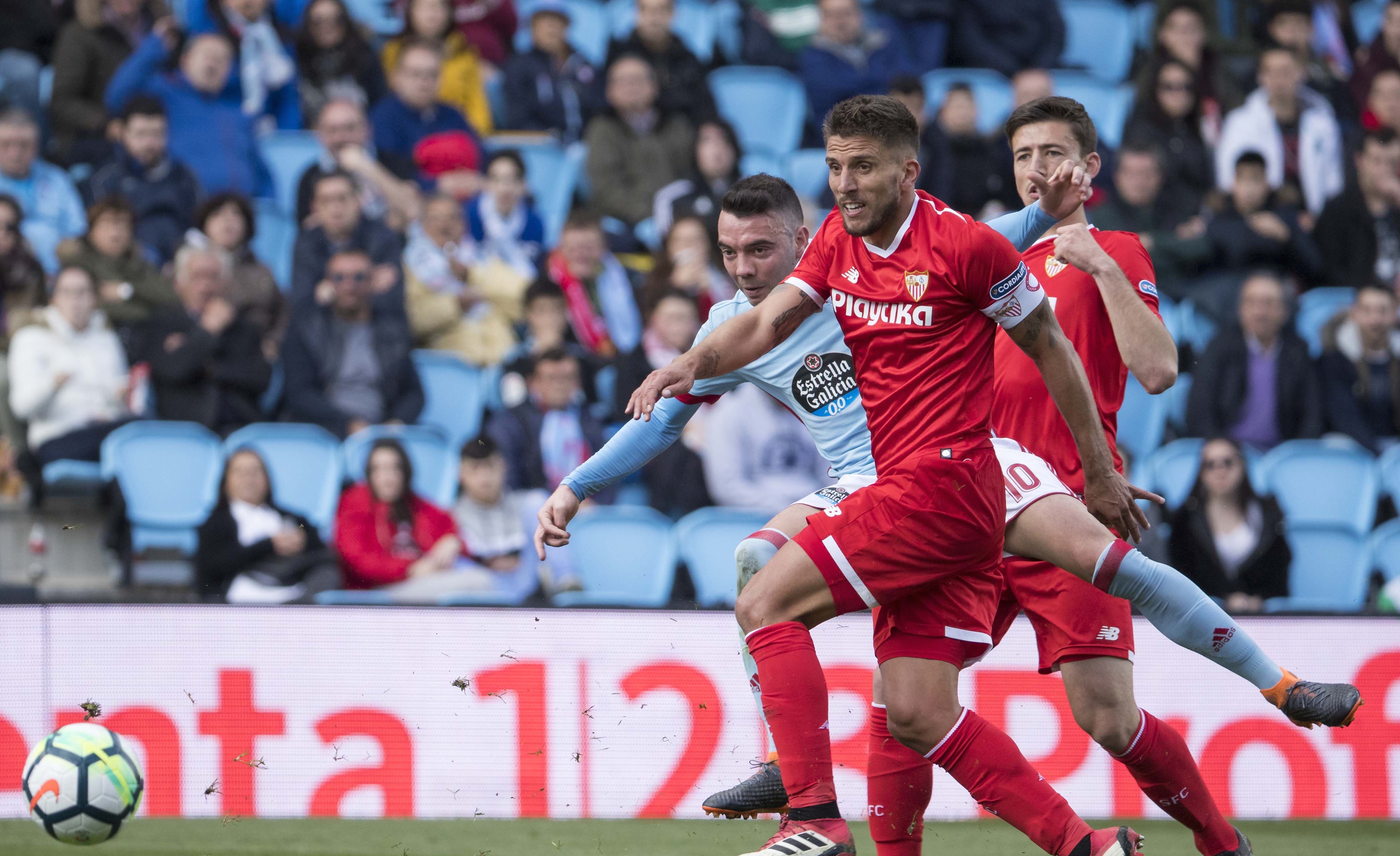 Carriço en una acción ante Aspas en Vigo