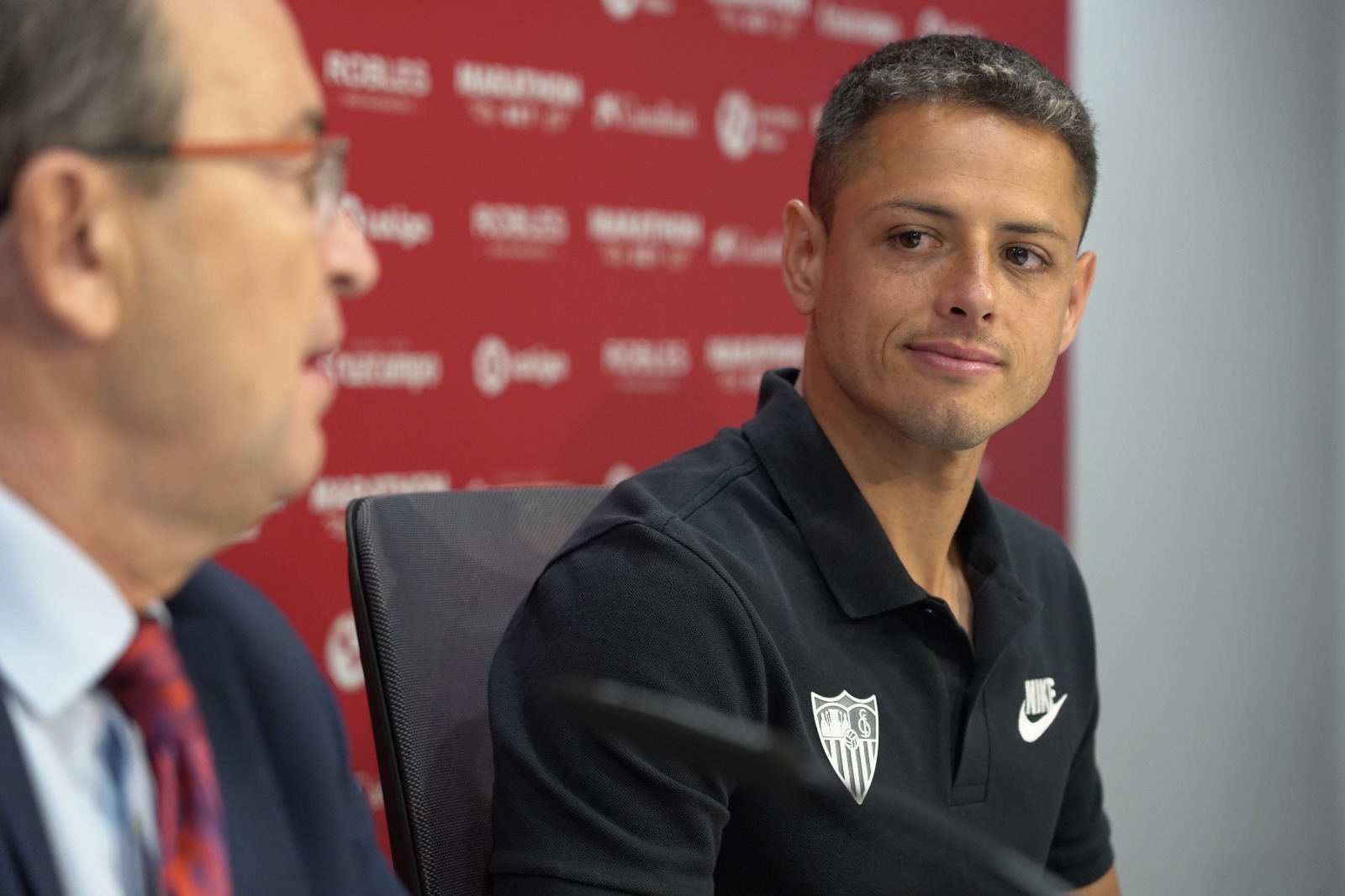 Chicharito en su presentación como jugador del Sevilla FC