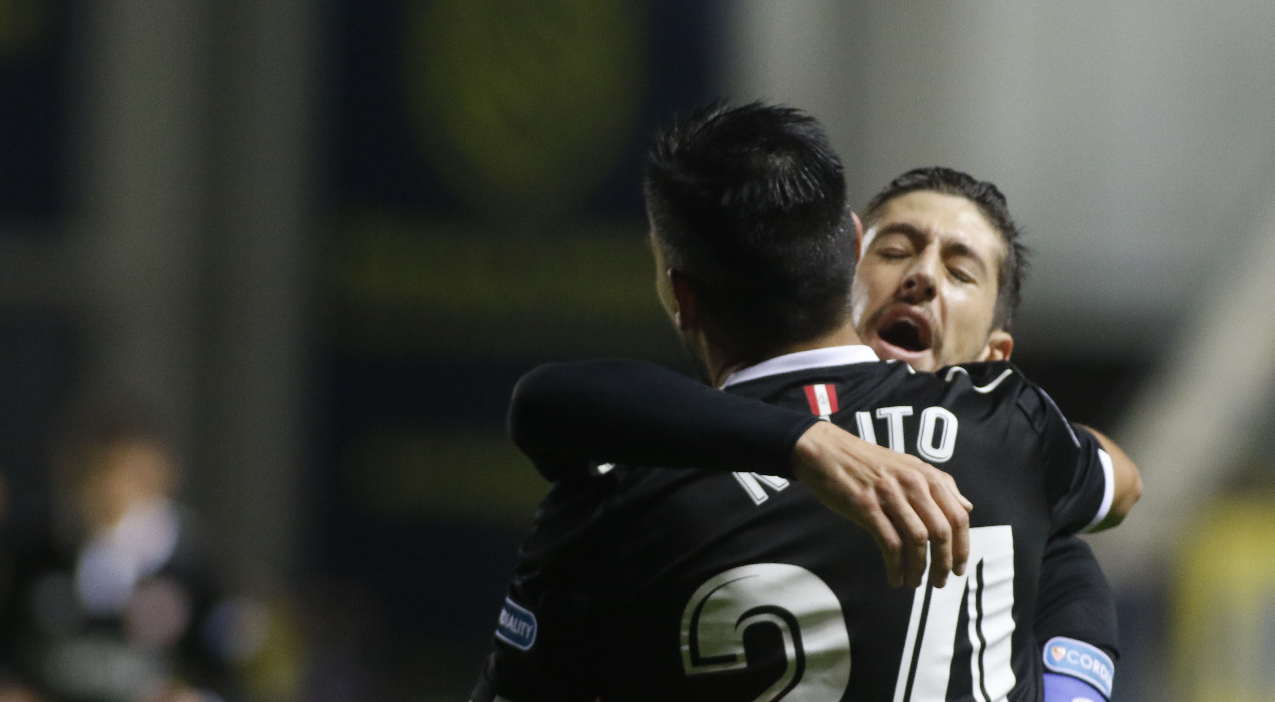 Abrazo de Nolito y Escudero