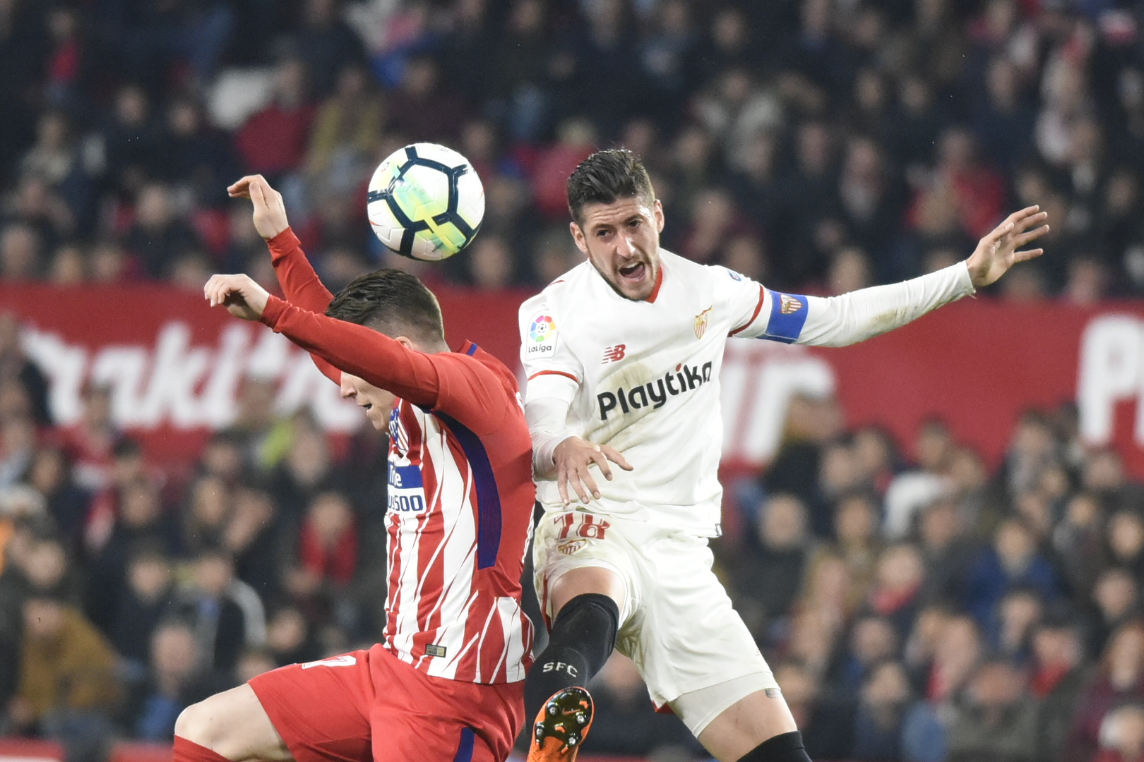 Escudero del Sevilla FC ante el Atlético