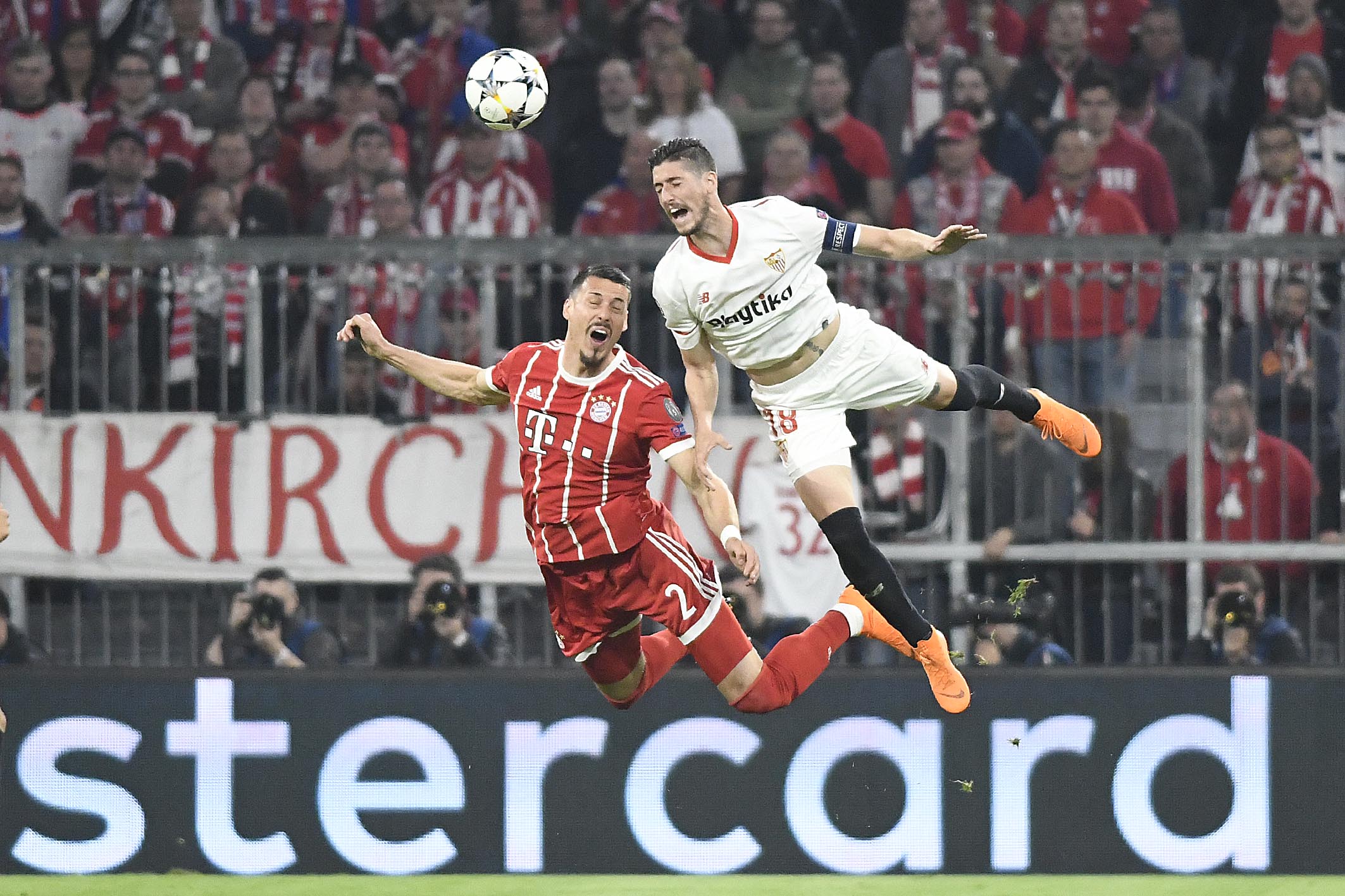 Escudero del Sevilla FC ante el FC Bayern