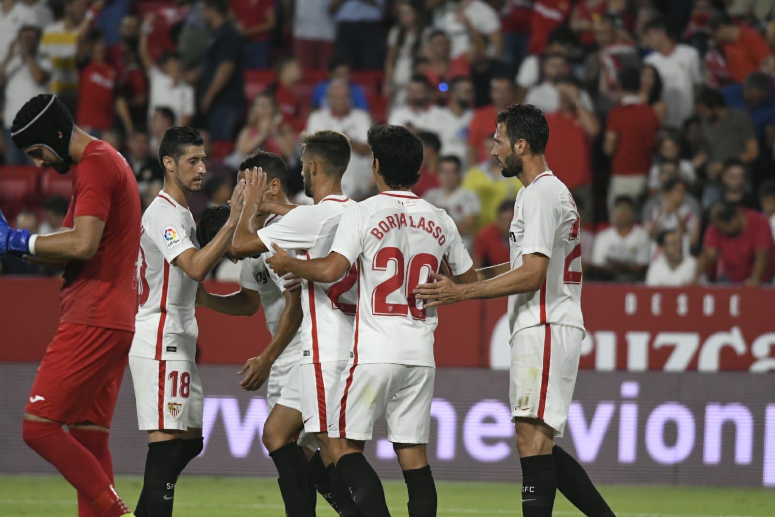 Escudero del Sevilla FC ante el Újpest FC