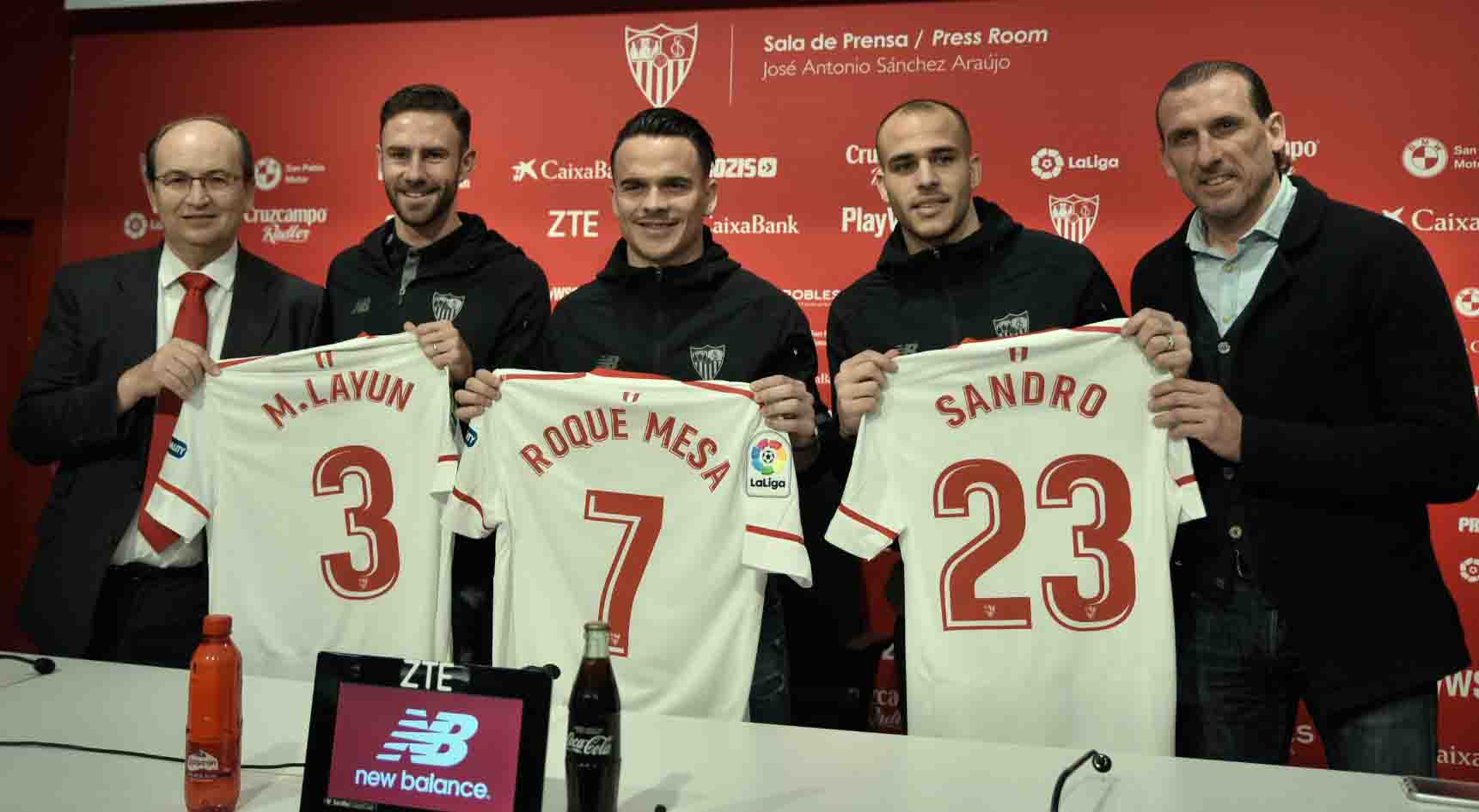 Foto de presidente José Castro y Óscar Arias con Layún, Roque Mesa y Sandro