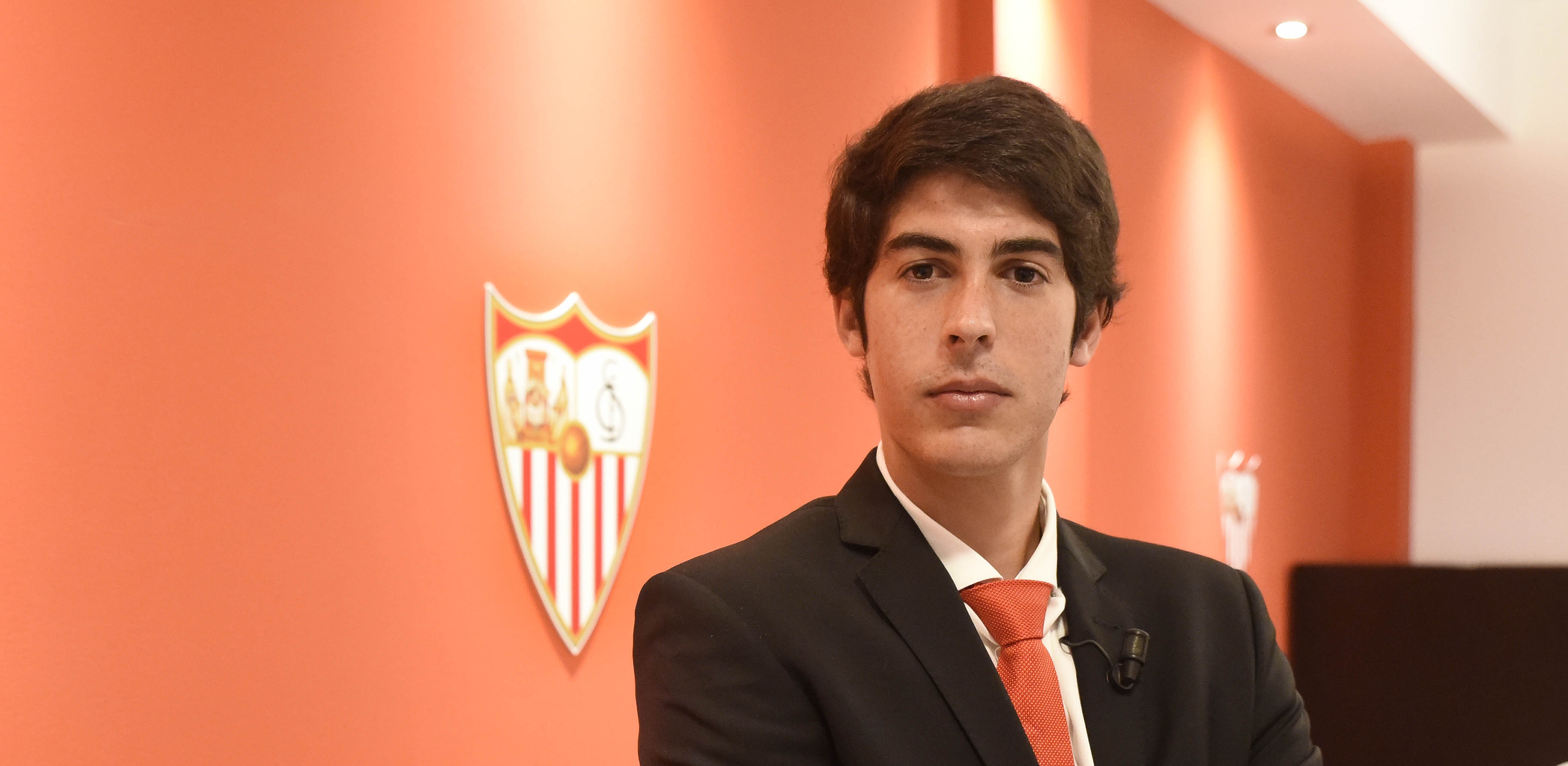 Carlos Fernández amplía contrato