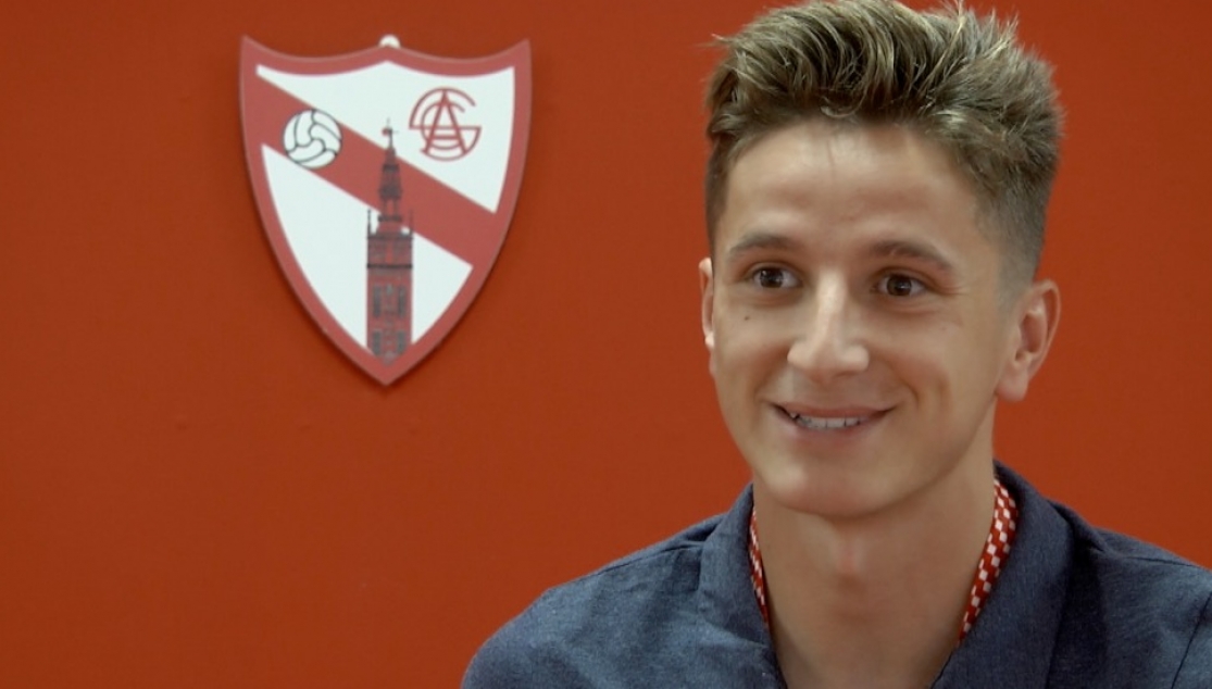 Olavide, con el escudo del Sevilla Atlético