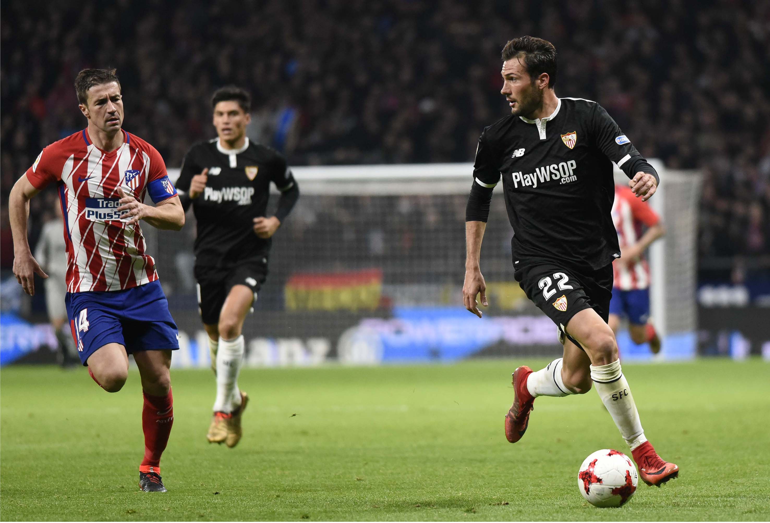 Franco Vázquez conduce el balón ante el Atlético de Madrid