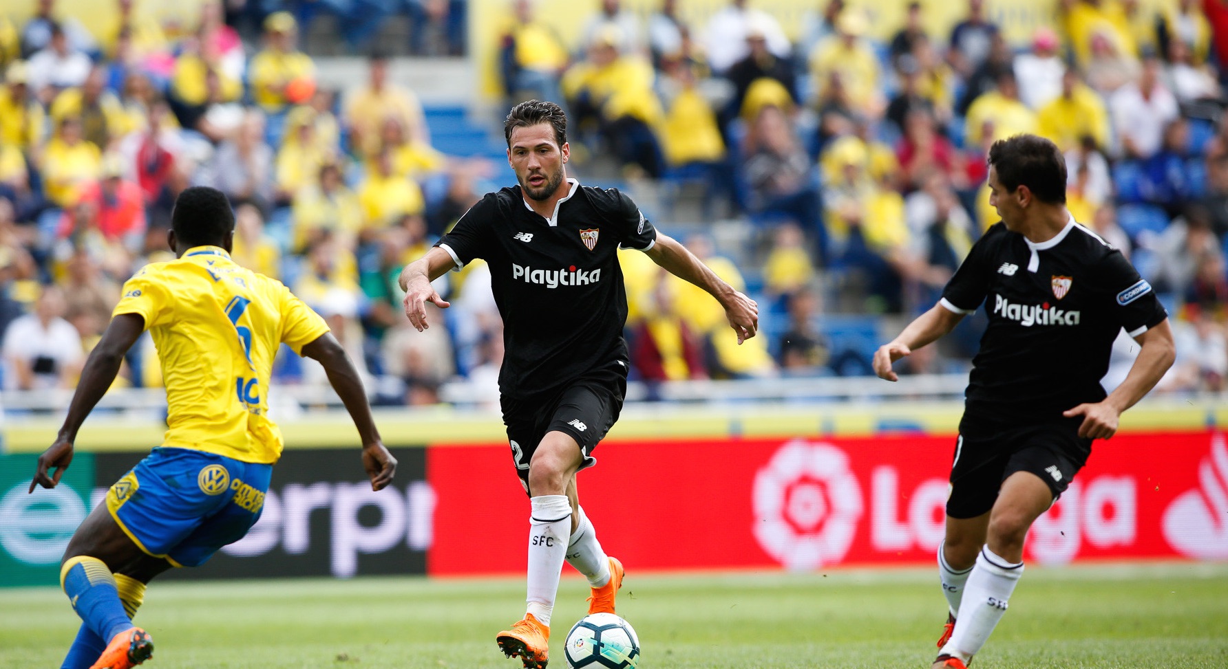 Franco Vázquez conduce la pelota ante Las Palmas