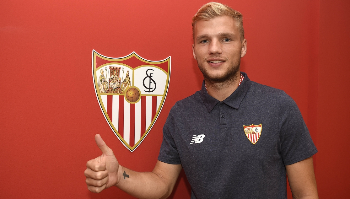 Johannes Geis con el escudo del Sevilla FC