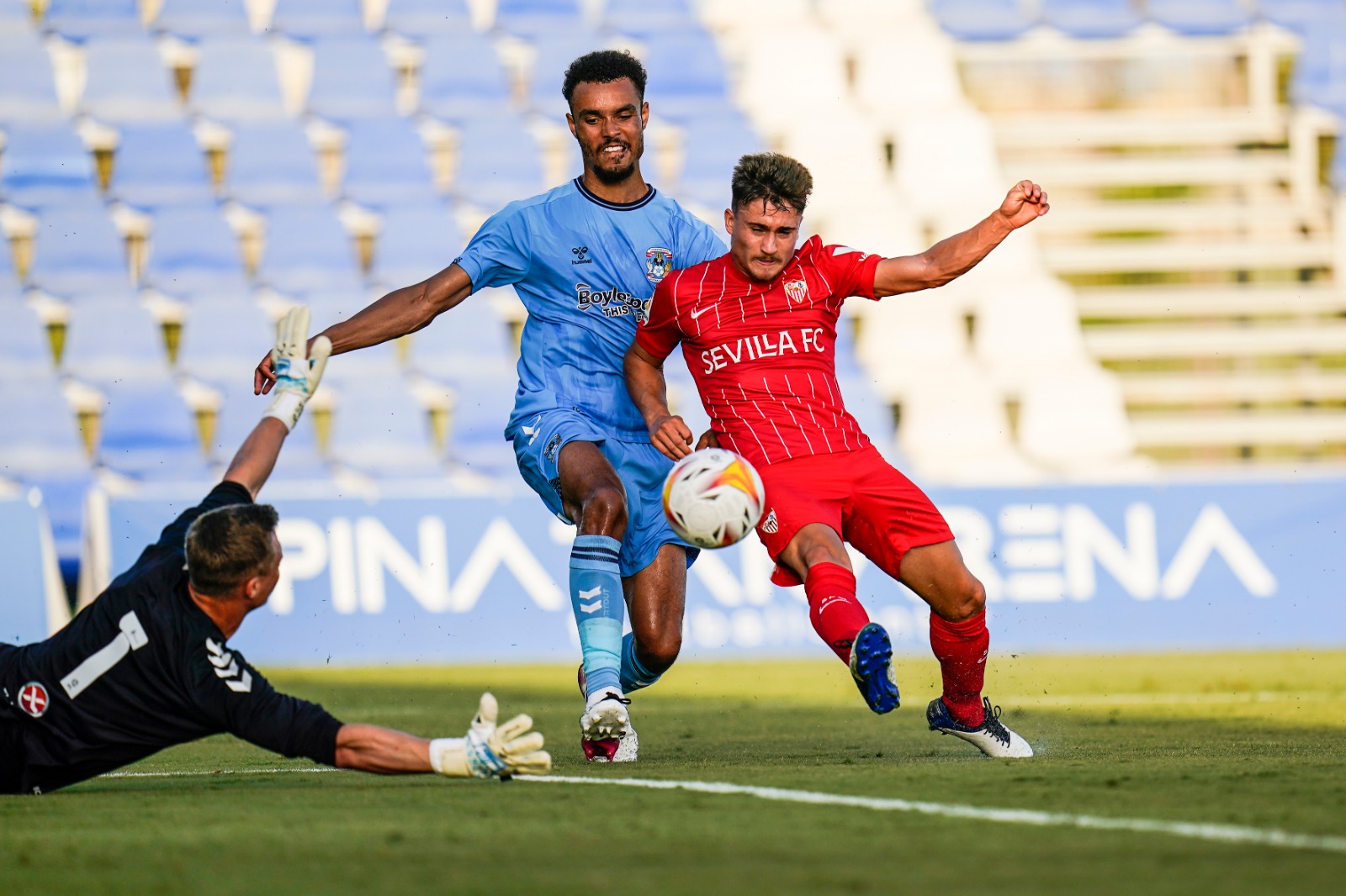 Imagen de Iván Romero ante el Coventry