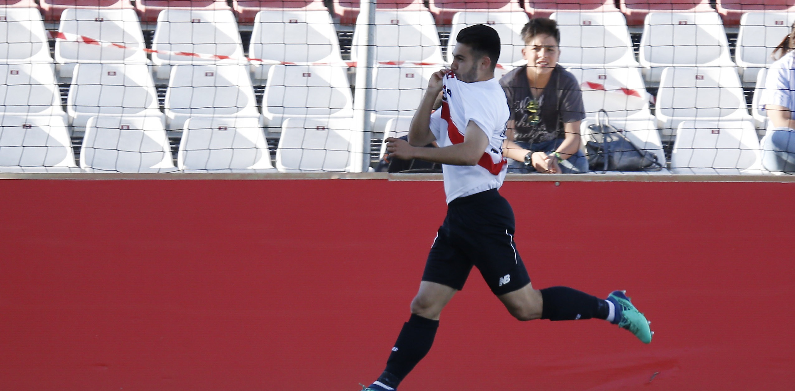 Lara celebra su gol ante el Nástic