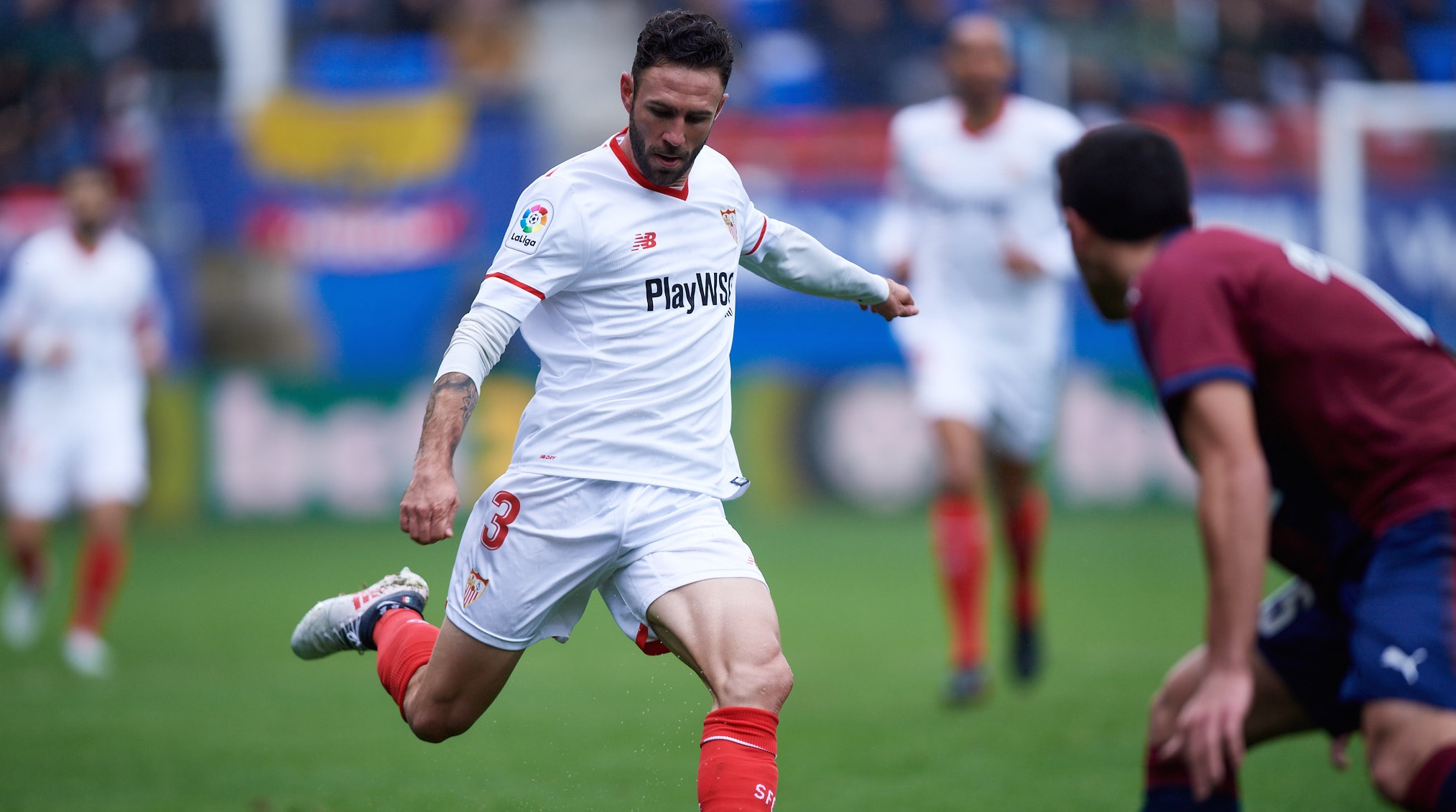 Layún golpea el balón ante el Eibar