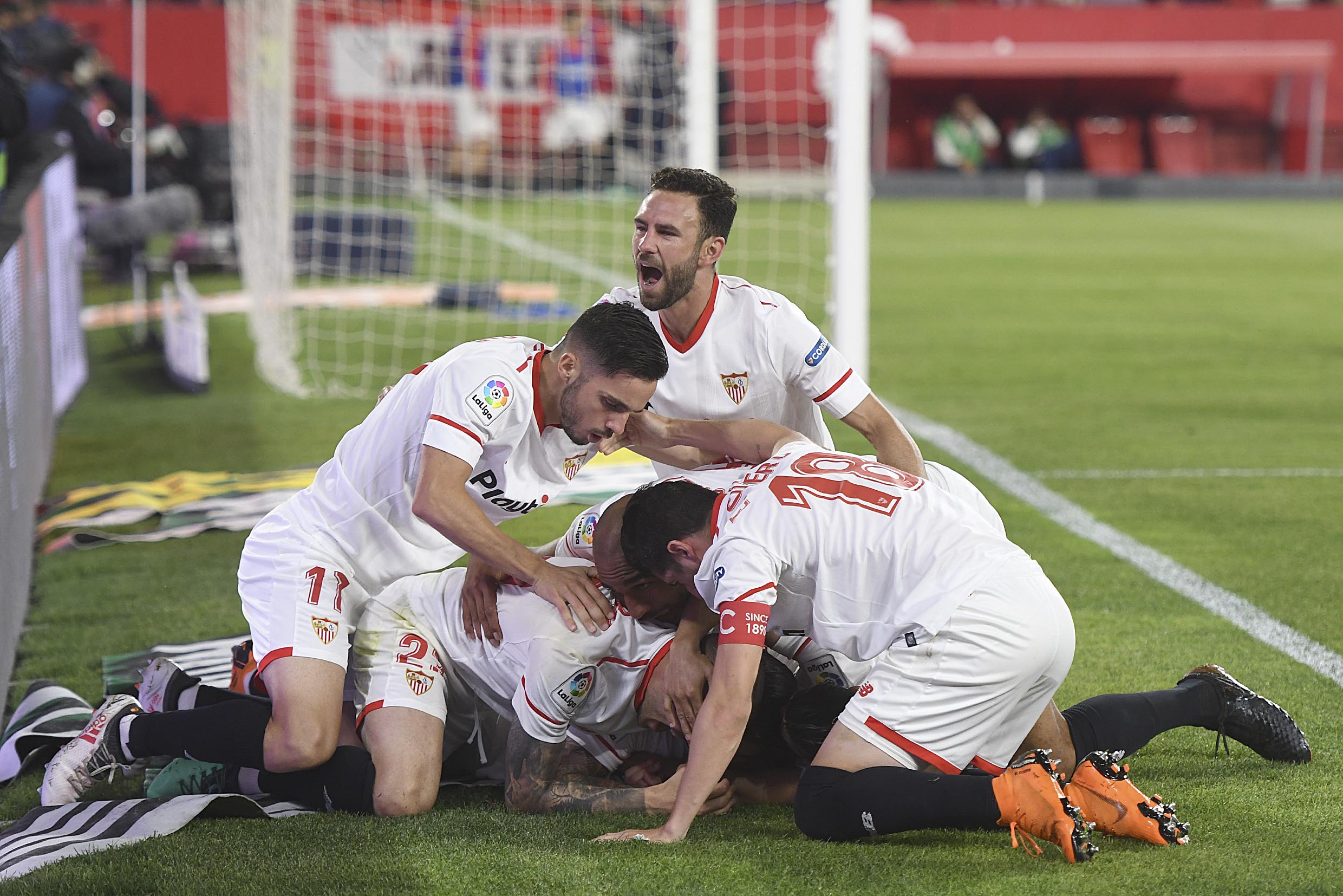 Miguel Layún del Sevilla FC ante la Real Sociedad