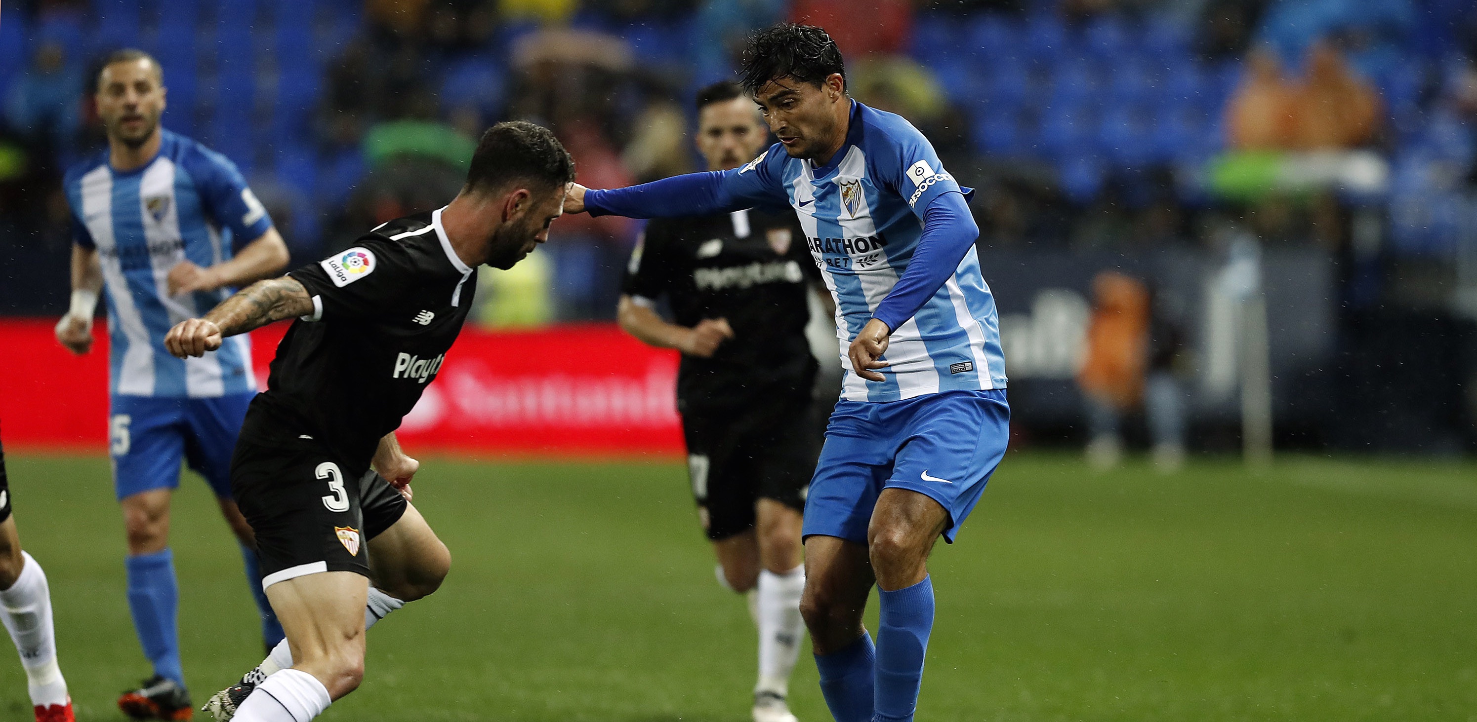 Layún defendiendo ante el Málaga