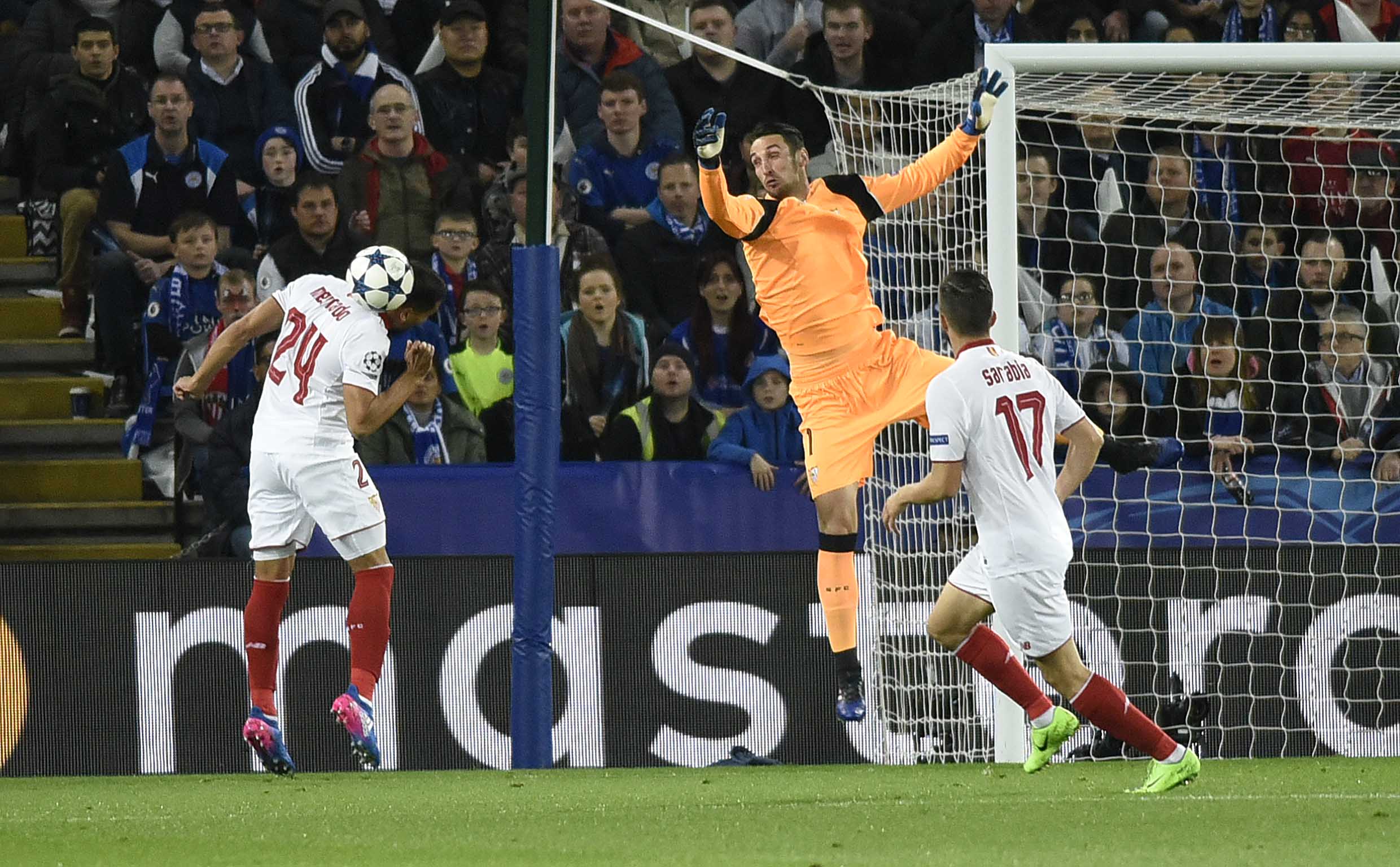 Sarabia, Sergio Rico y Mercado, en el Leicester-Sevilla FC