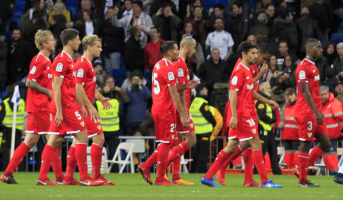 Los jugadores del Sevilla FC tras el partido en el Bernabéu