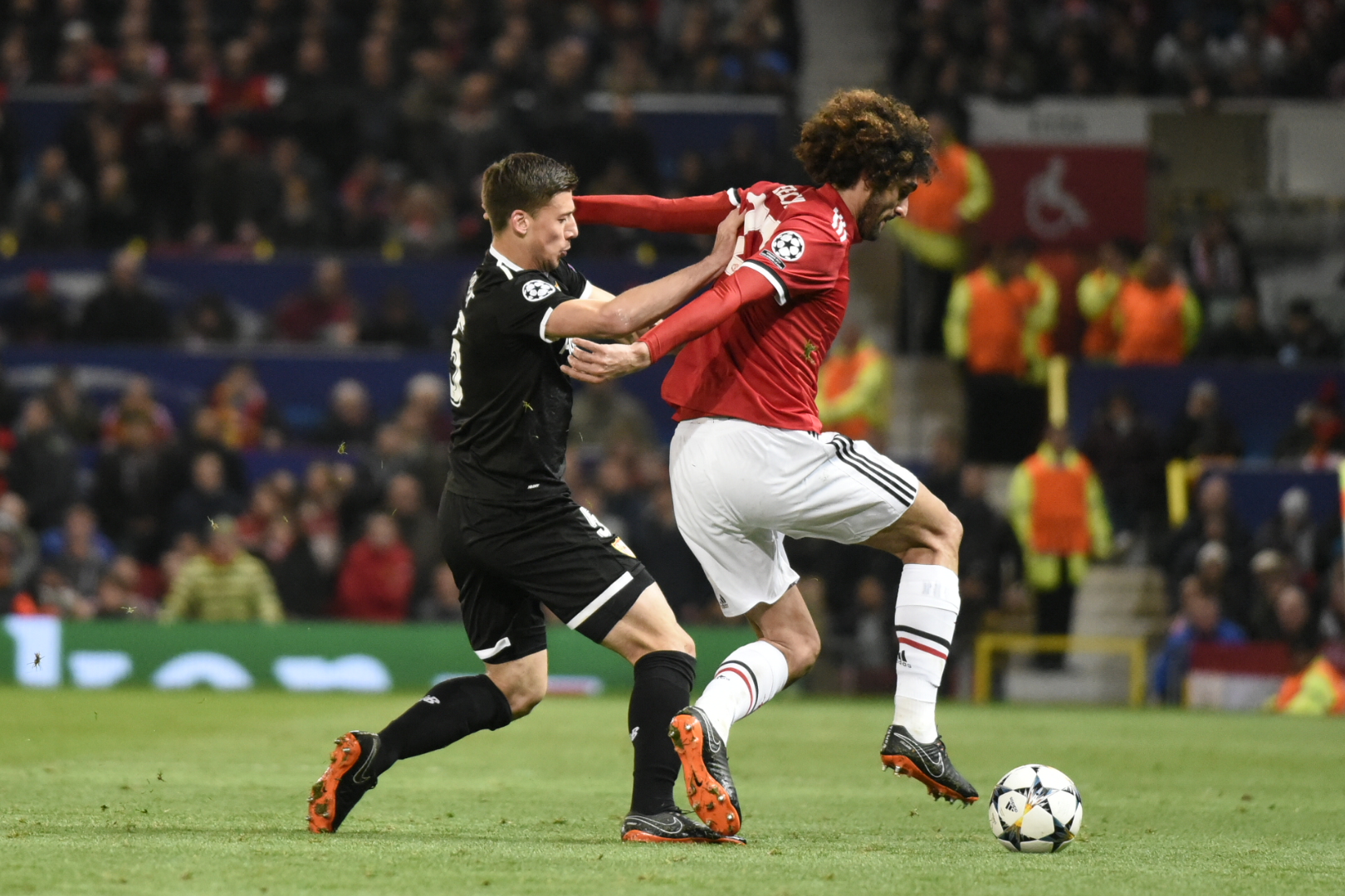 Lenglet del Sevilla FC ante el Manchester United