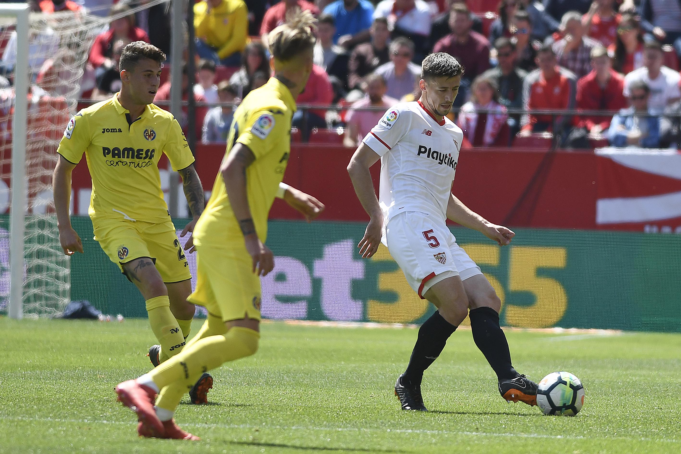 Lenglet del Sevilla FC ante el Villarreal