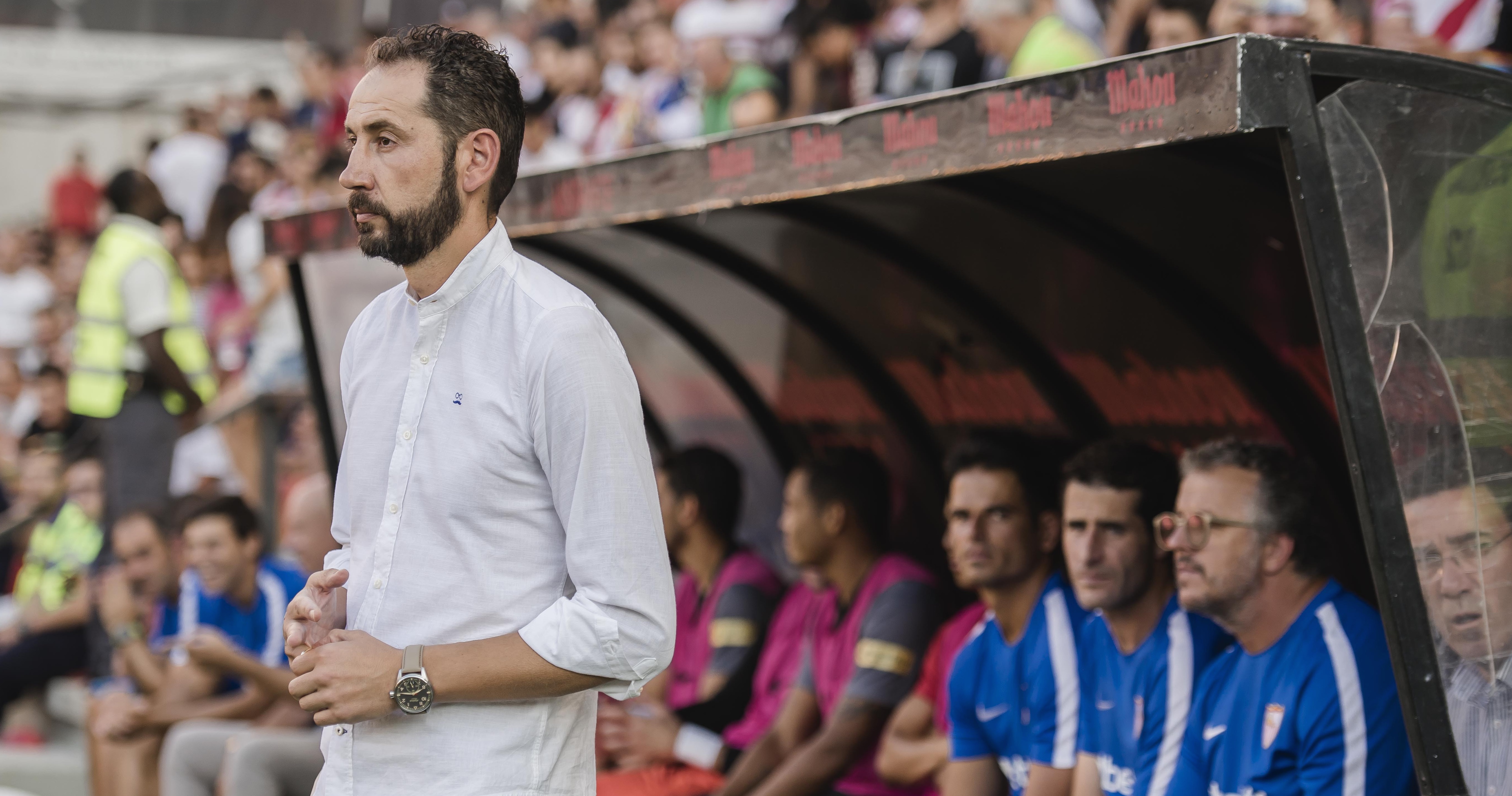 Machín en el banquillo en Vallecas