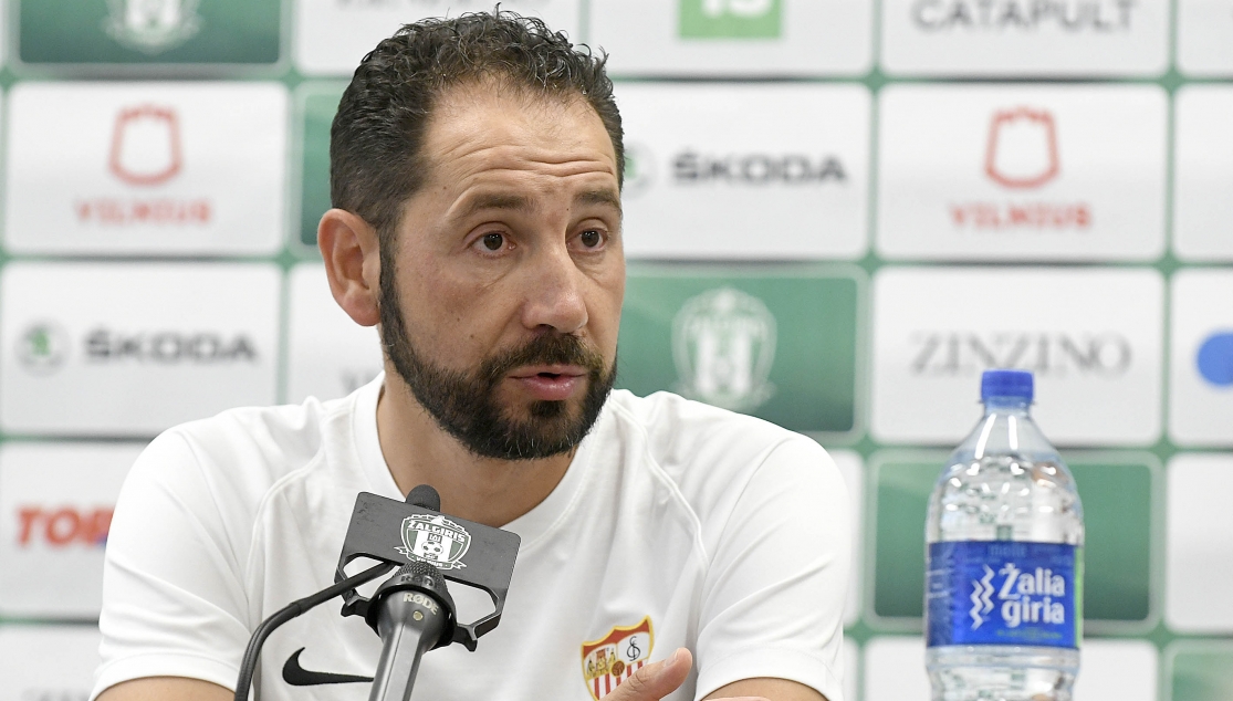 Pablo Machín en la sala de prensa del LFF Stadionas