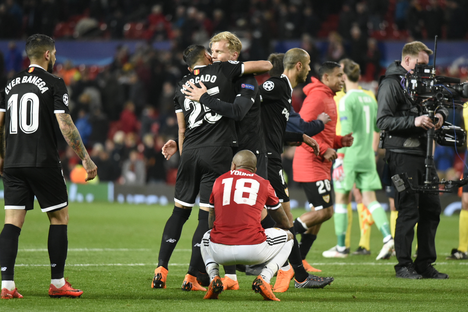 Mercado y Geis del Sevilla FC ante el Manchester United