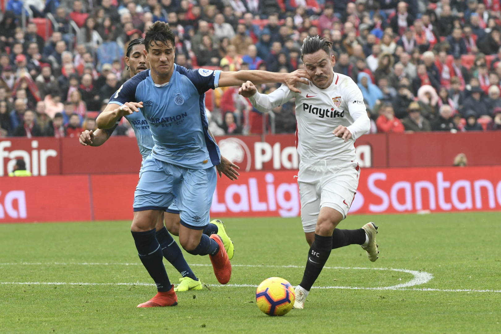 Roque Mesa del Sevilla FC ante el Girona FC