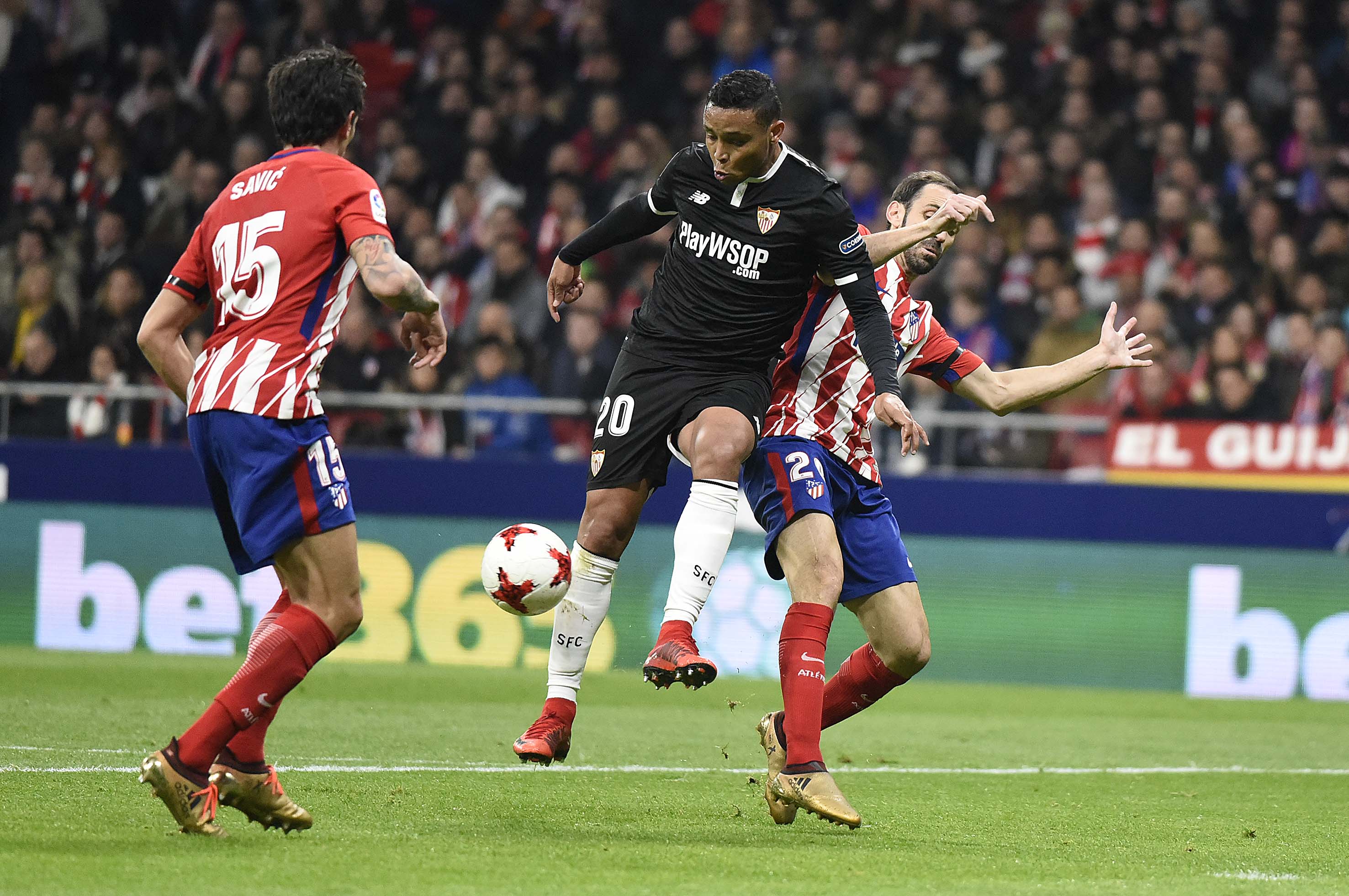 Muriel busca controlar el balón ante Juanfran