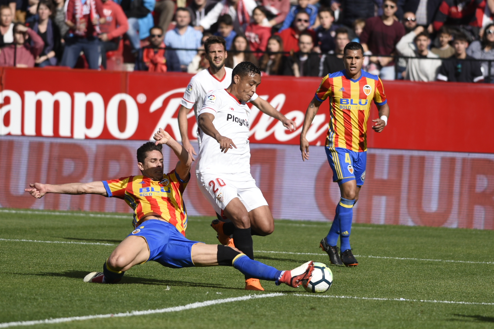 Muriel del Sevilla FC ante el Valencia