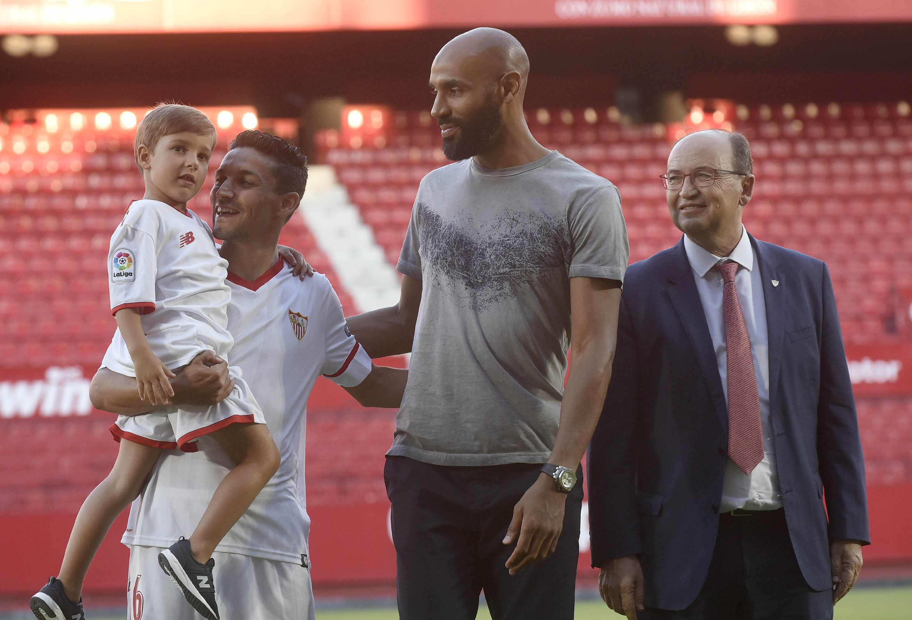 Navas con su hijo, Kanouté y Castro 