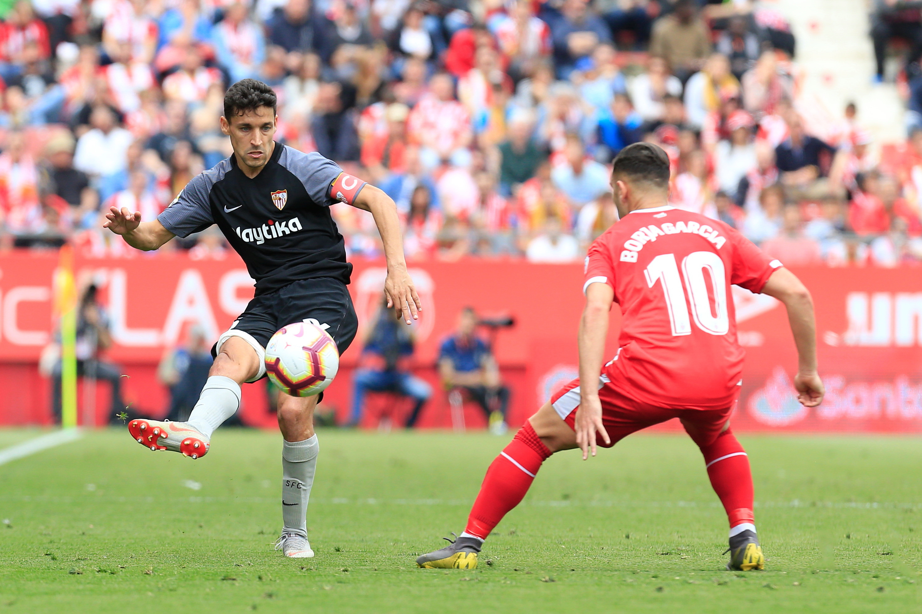 Jesús Navas ante el Girona FC