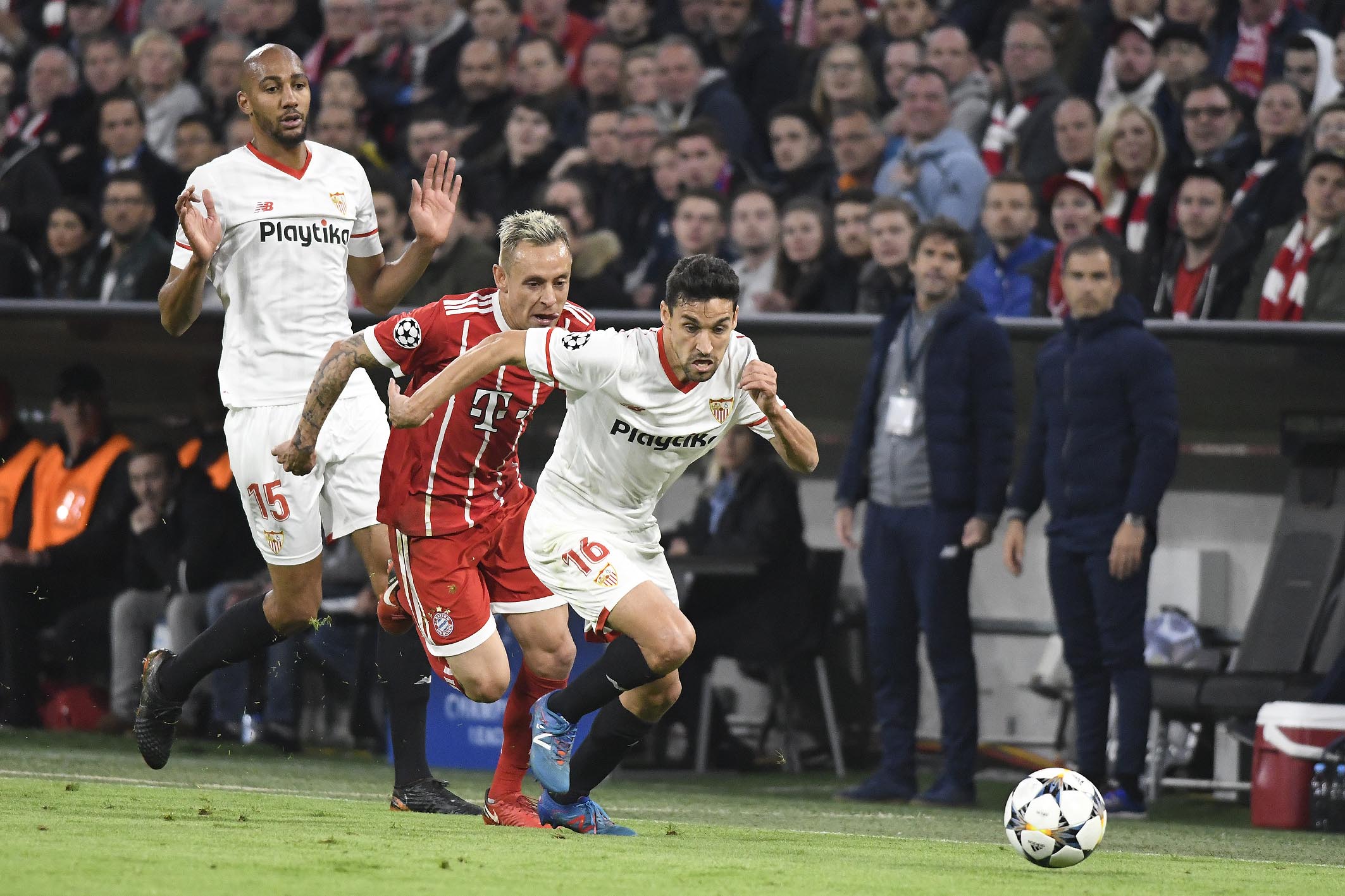 Jesús Navas del Sevilla FC ante el FC Bayern