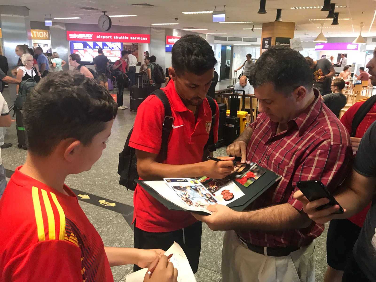 Jesús Navas firma autógrafos en el Aeropuerto de Budapest