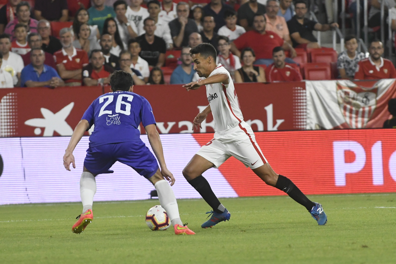 Jesús Navas del Sevilla FC ante el Újpest FC