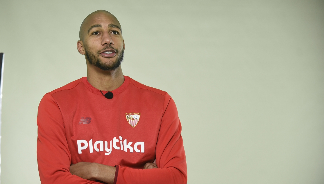 Nzonzi, ante los medios del Sevilla FC