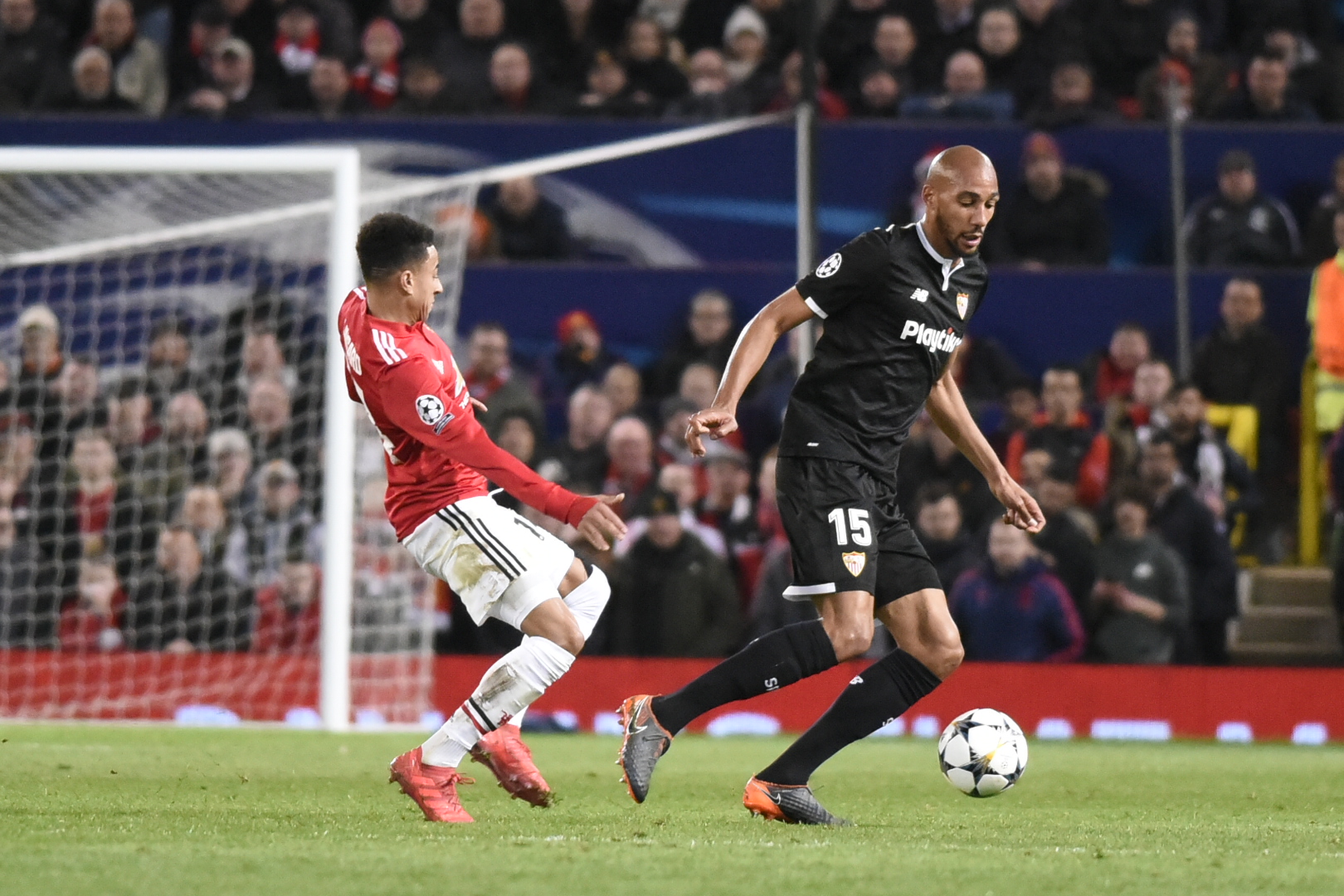 Nzonzi del Sevilla FC ante el Manchester United