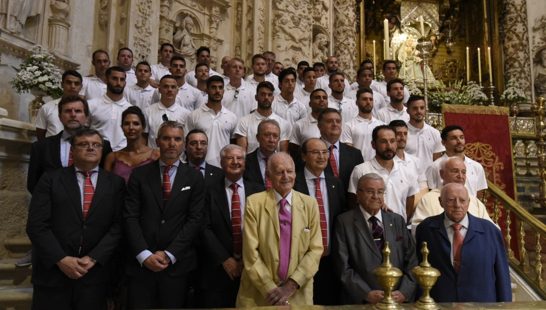 Ofrenda floral del Sevilla FC a la Virgen de los Reyes 