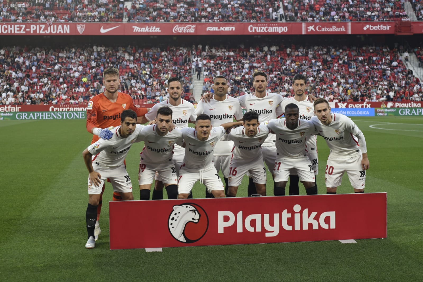 Sergi Gómez junto a sus compañeros antes del pitido inicial