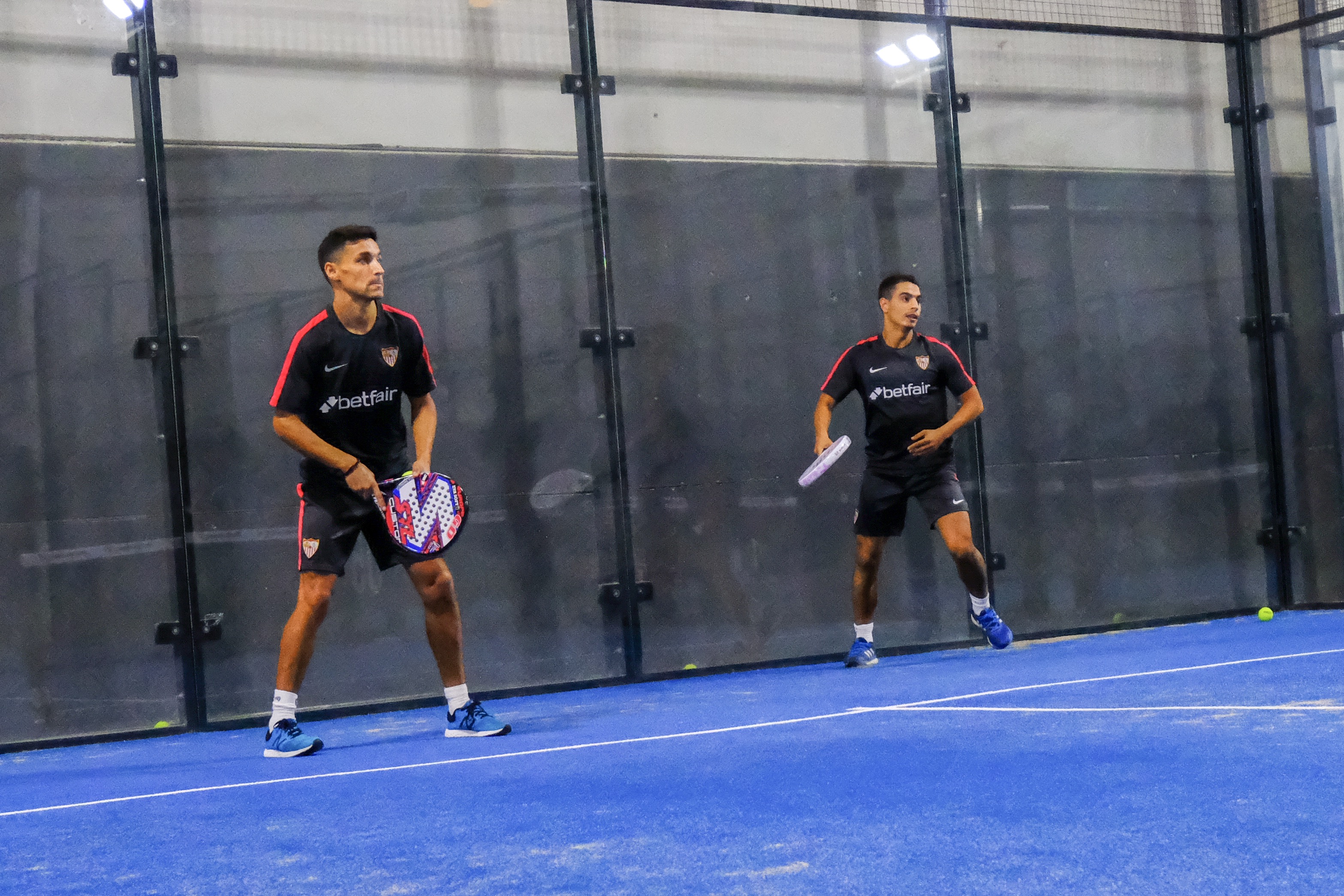 Navas y Ben Yedder en la sesión de pádel