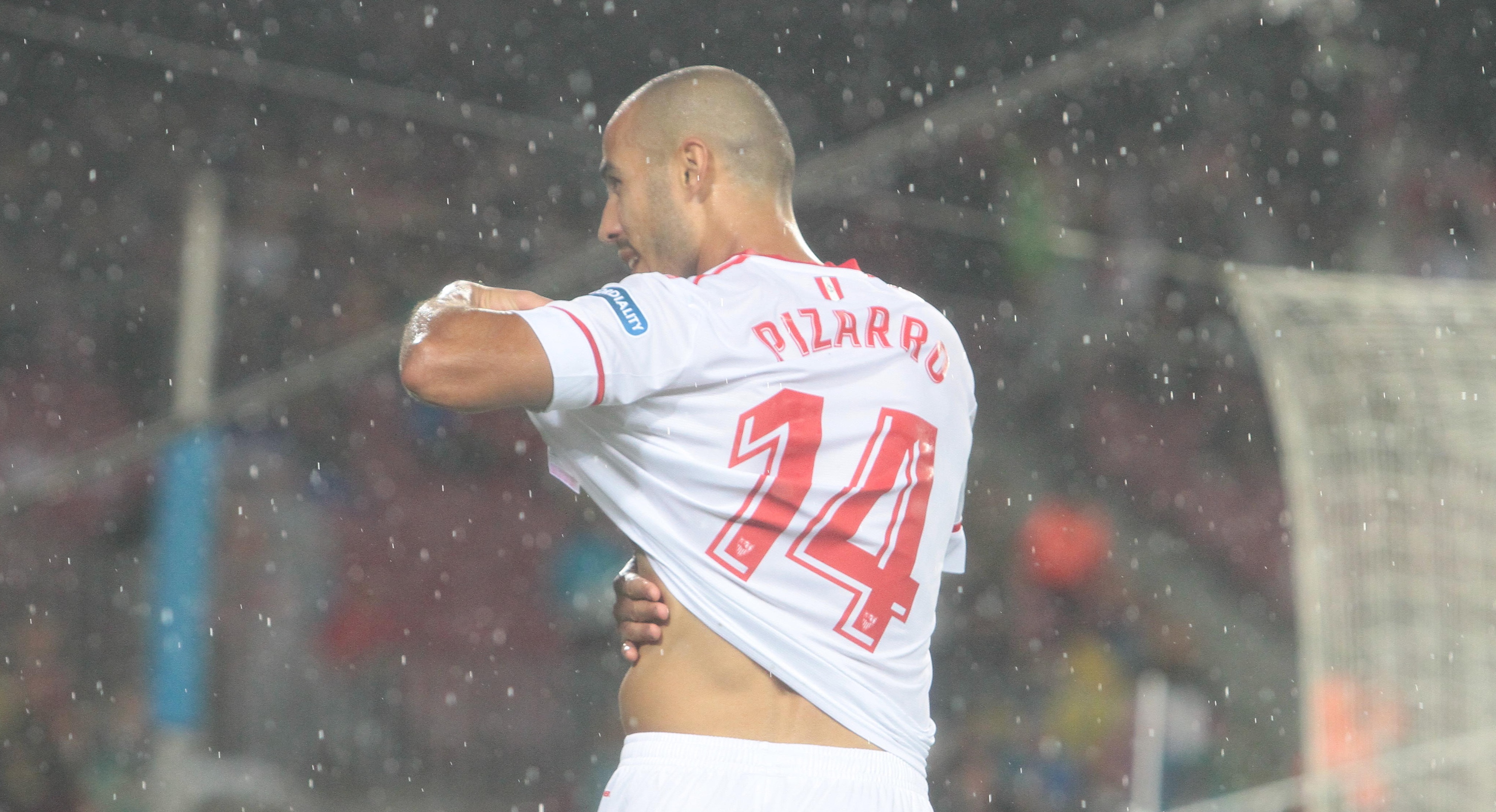 Pizarro celebra en gol en el Camp Nou