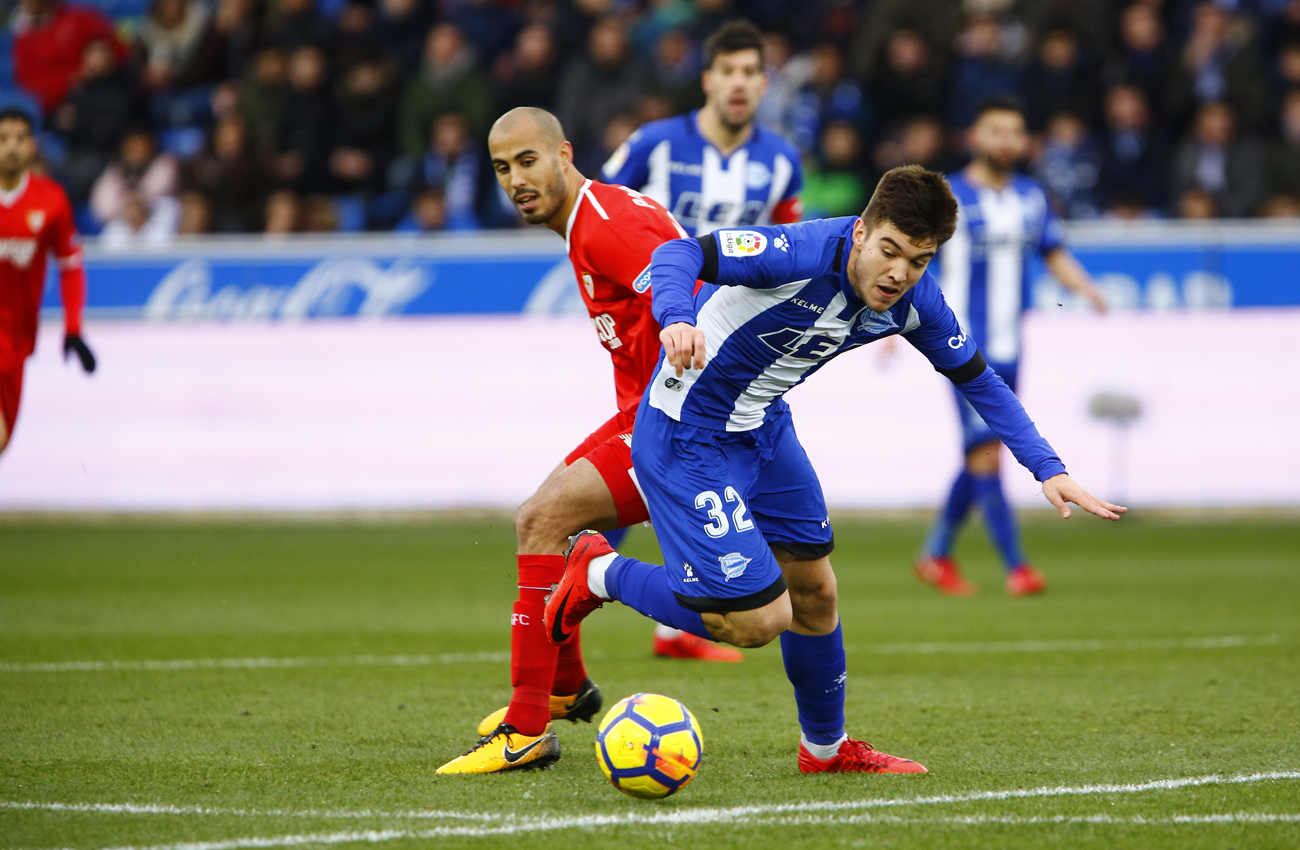 Pizarro en una acción ante el Alavés