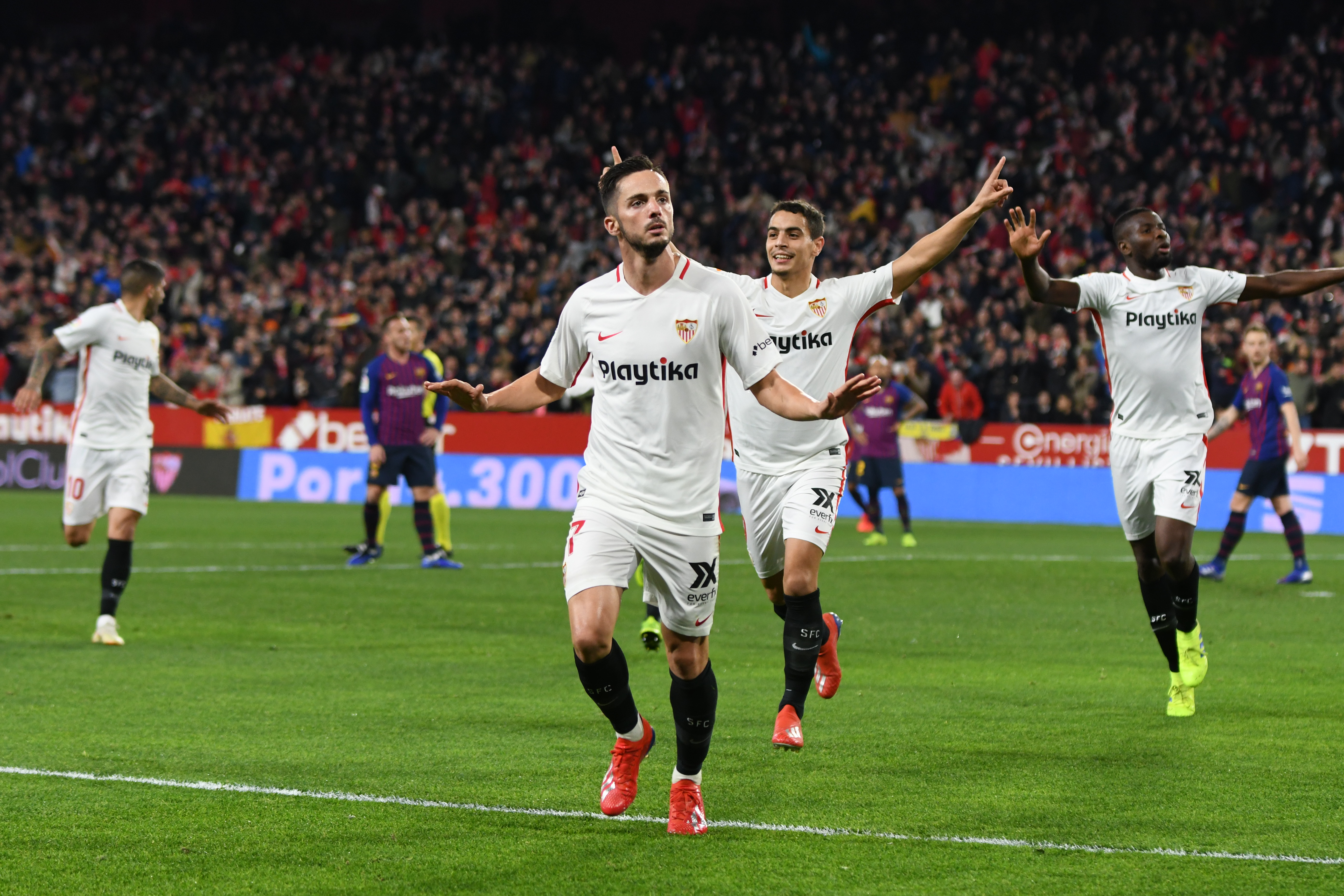 Sarabia celebra su gol ante el FC Barcelona