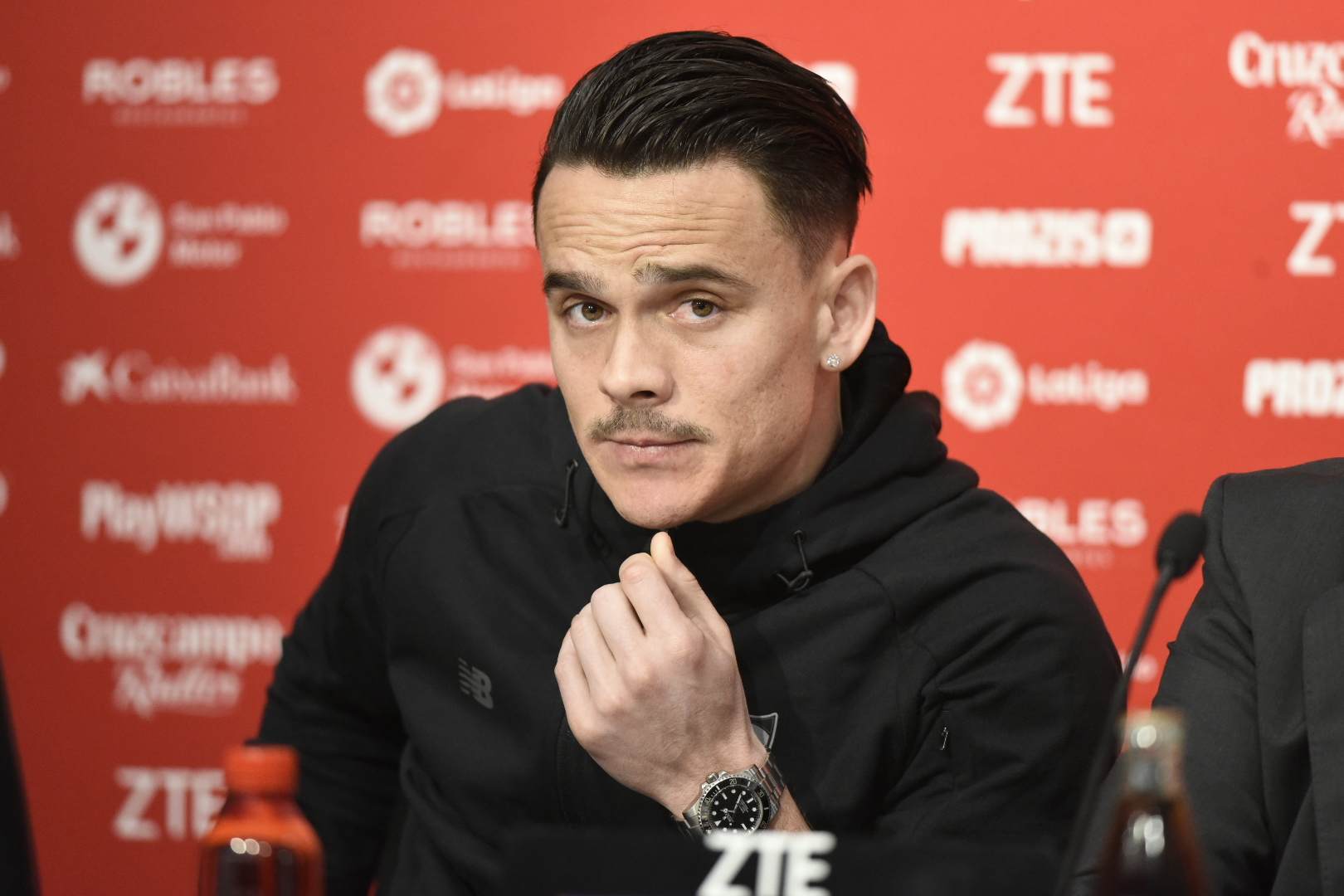 Roque Mesa en sala de prensa