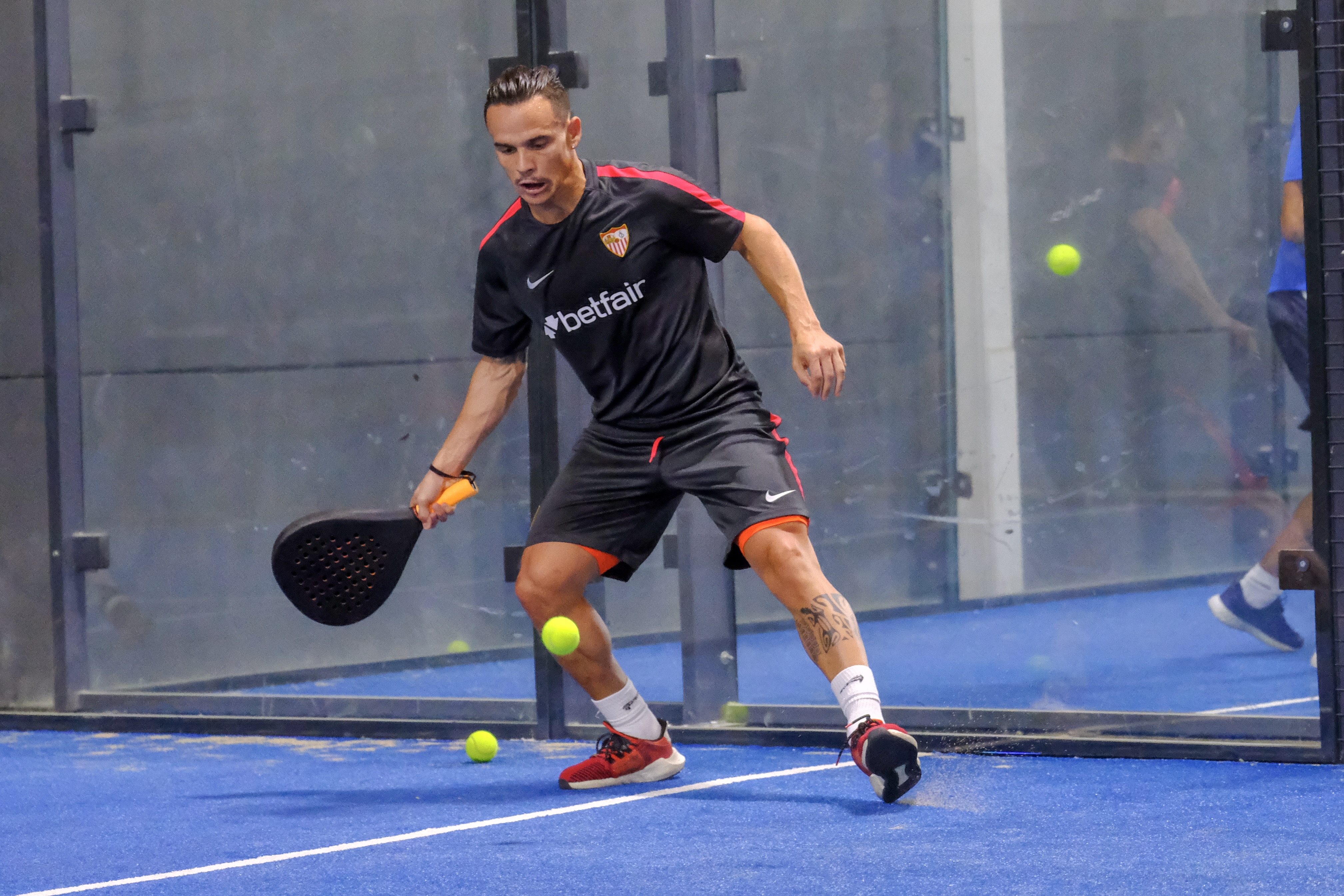 Roque Mesa jugando al pádel