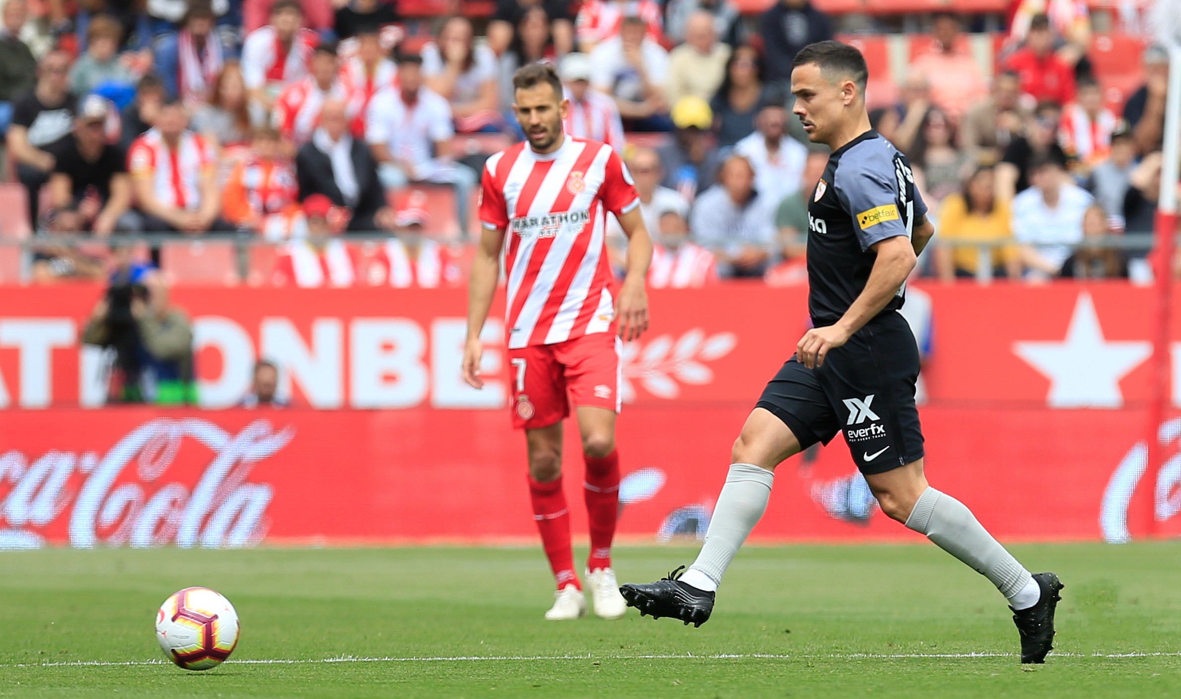 Roque Mesa del Sevilla FC ante el Girona FC