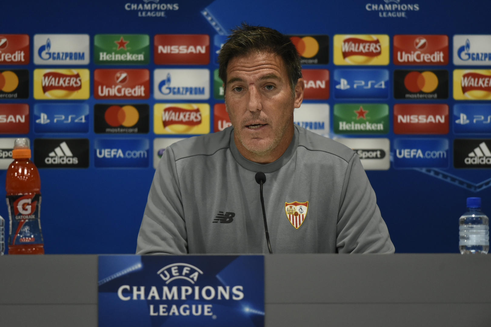 Berizzo, en la sala de prensa de Anfield Road