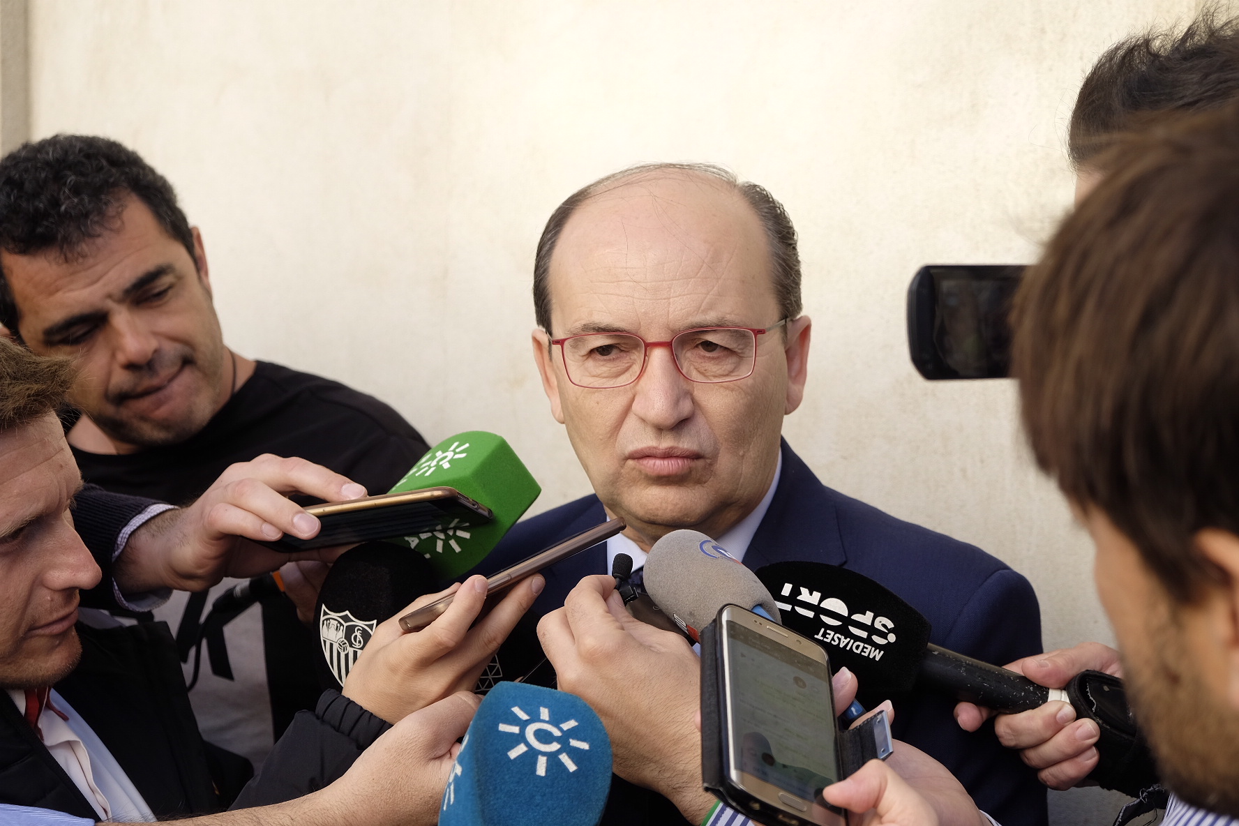 Atención a la prensa de José Castro en San Benito