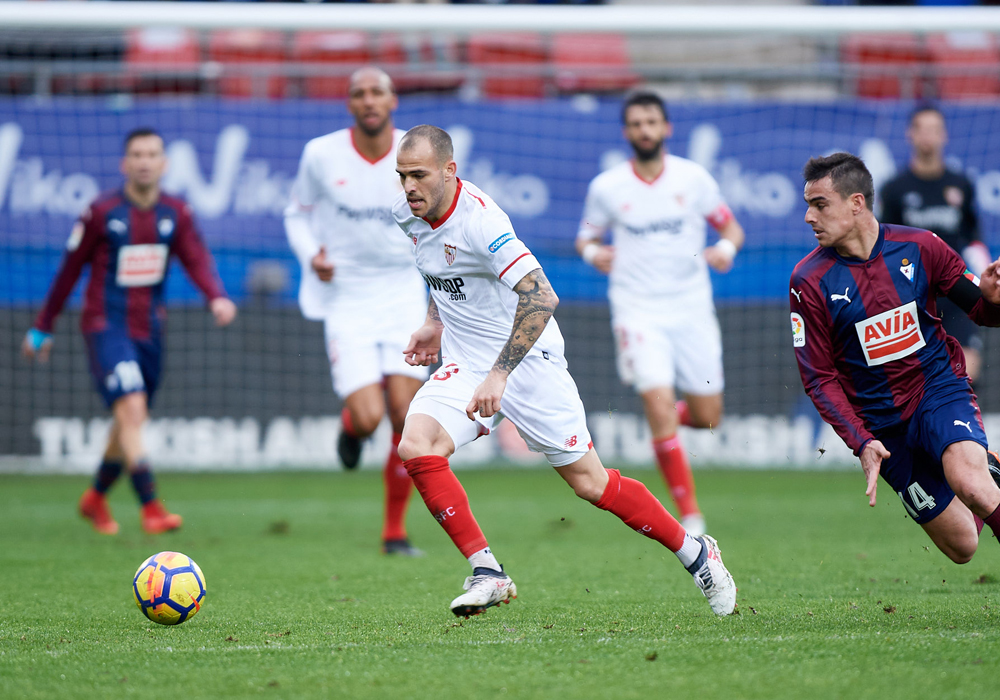 Sandro del Sevilla FC ante el Eibar