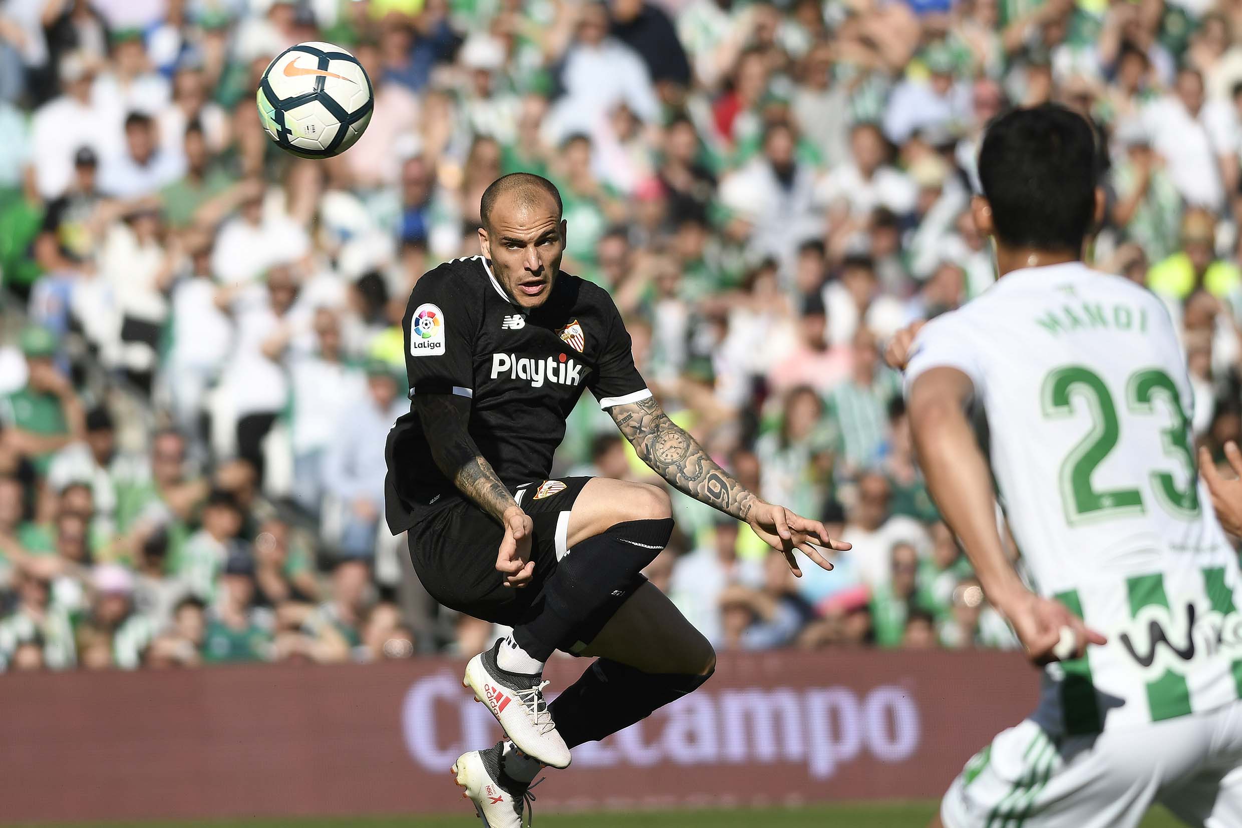 Sandro del Sevilla FC ante el Real Betis