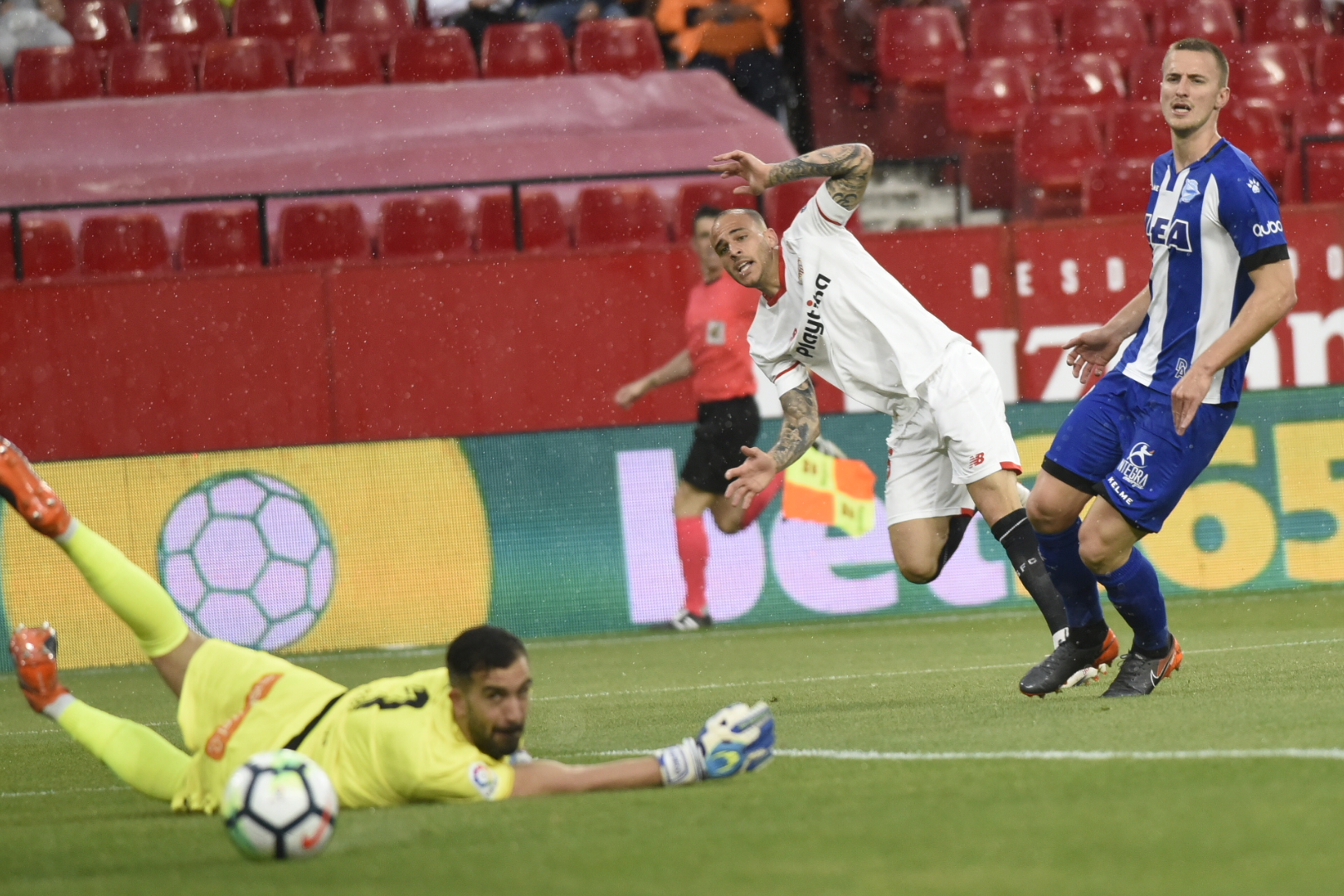 Sandro del Sevilla FC ante el Deportivo Alavés